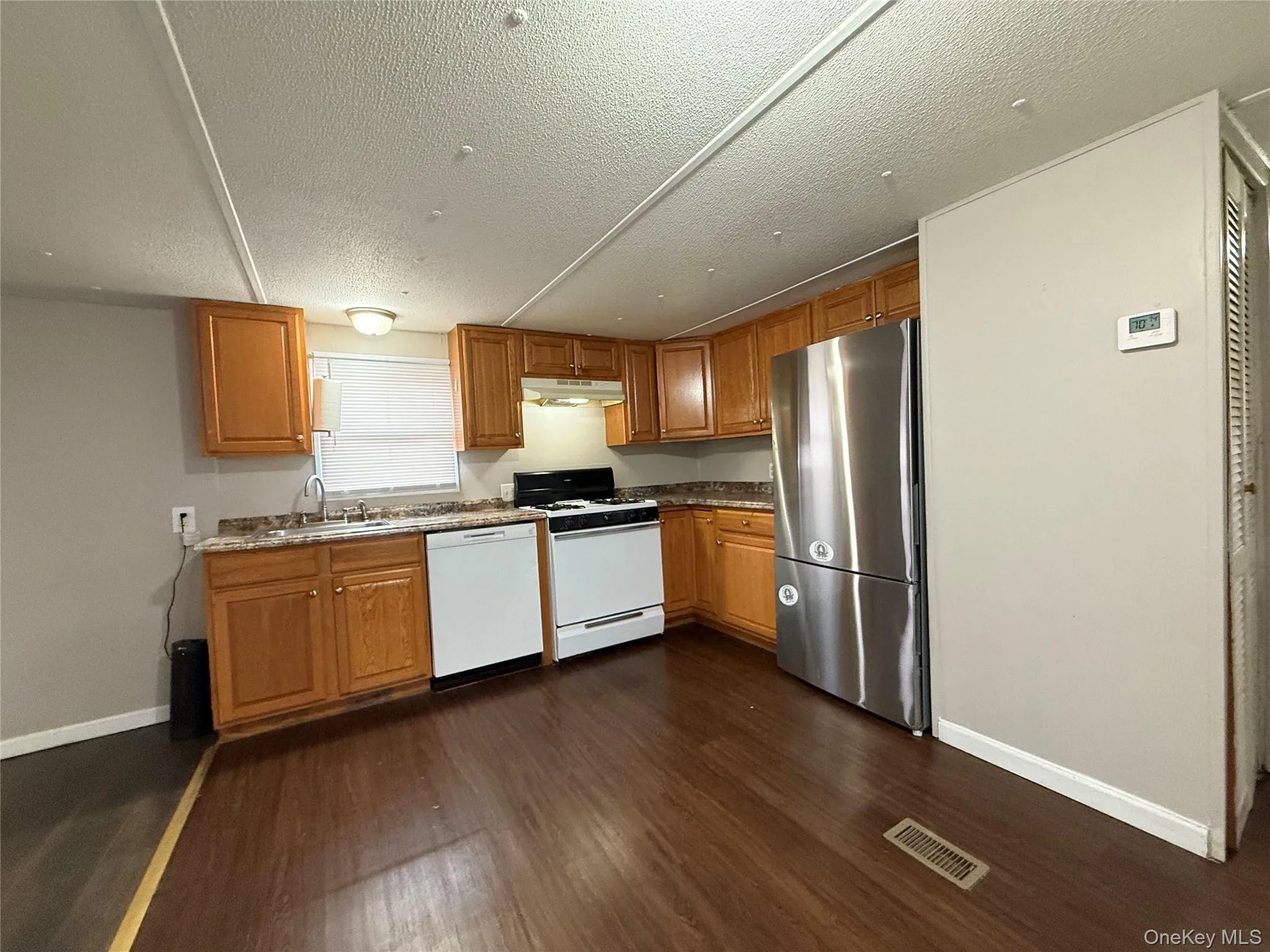 New Refrigerator and dishwasher. Gas oven/stove. New Refrigerator and dishwasher. Gas oven/stove.