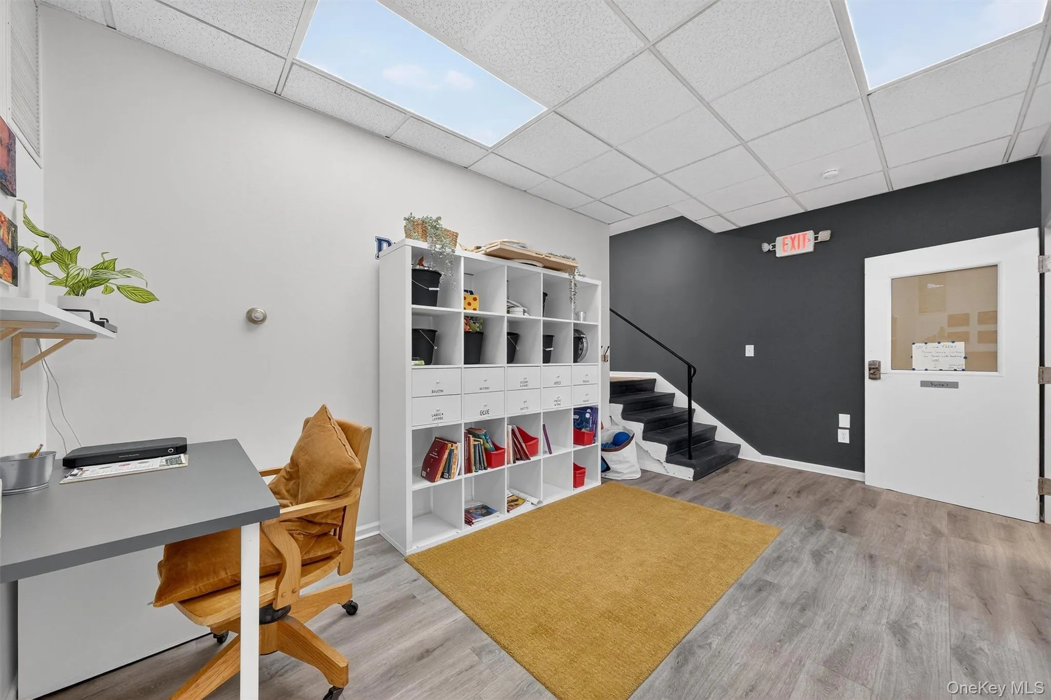 Entry reception area with nice light Entry reception area with nice light