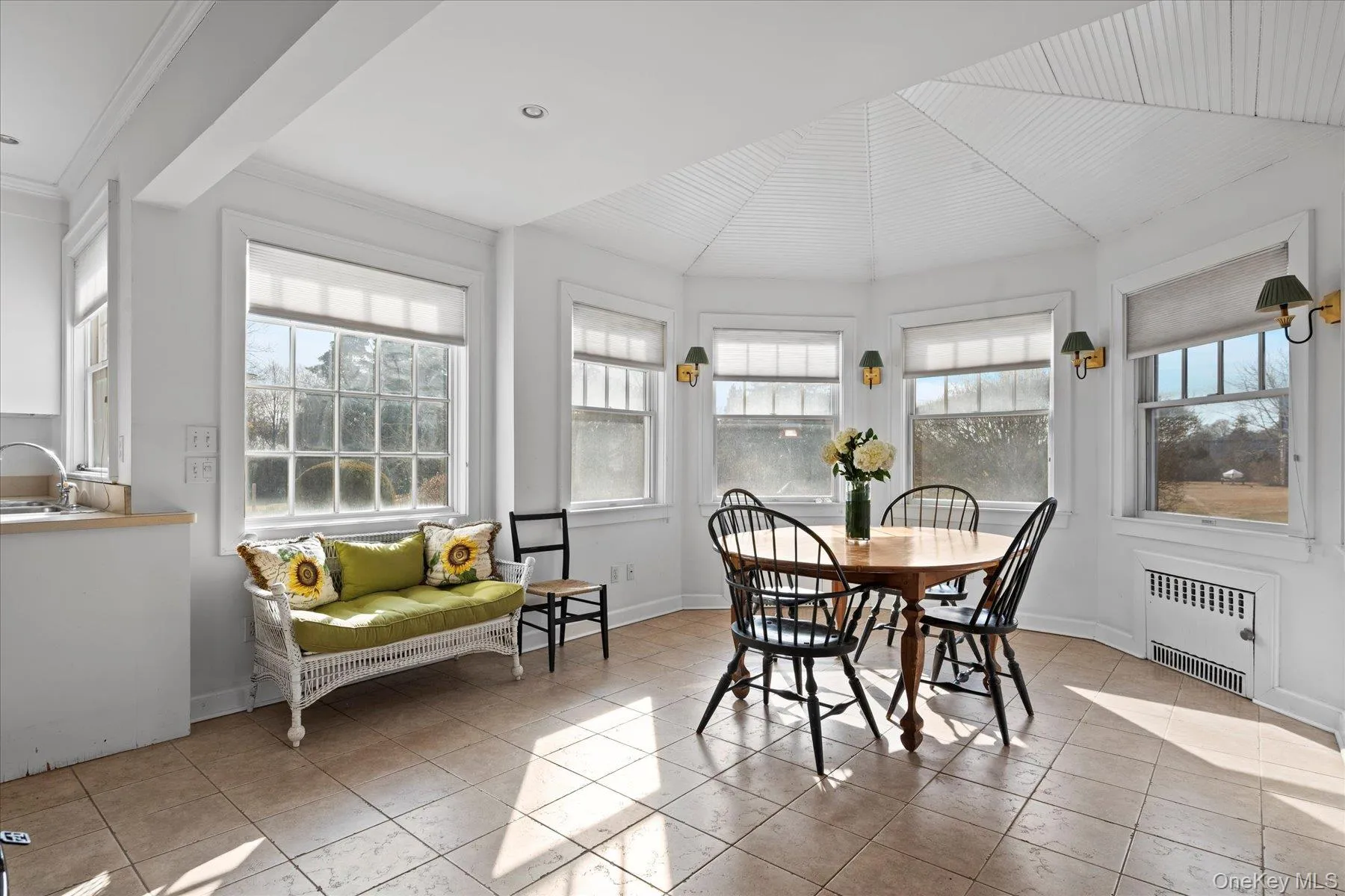 Sunroom/ Breakfast Room Sunroom/ Breakfast Room