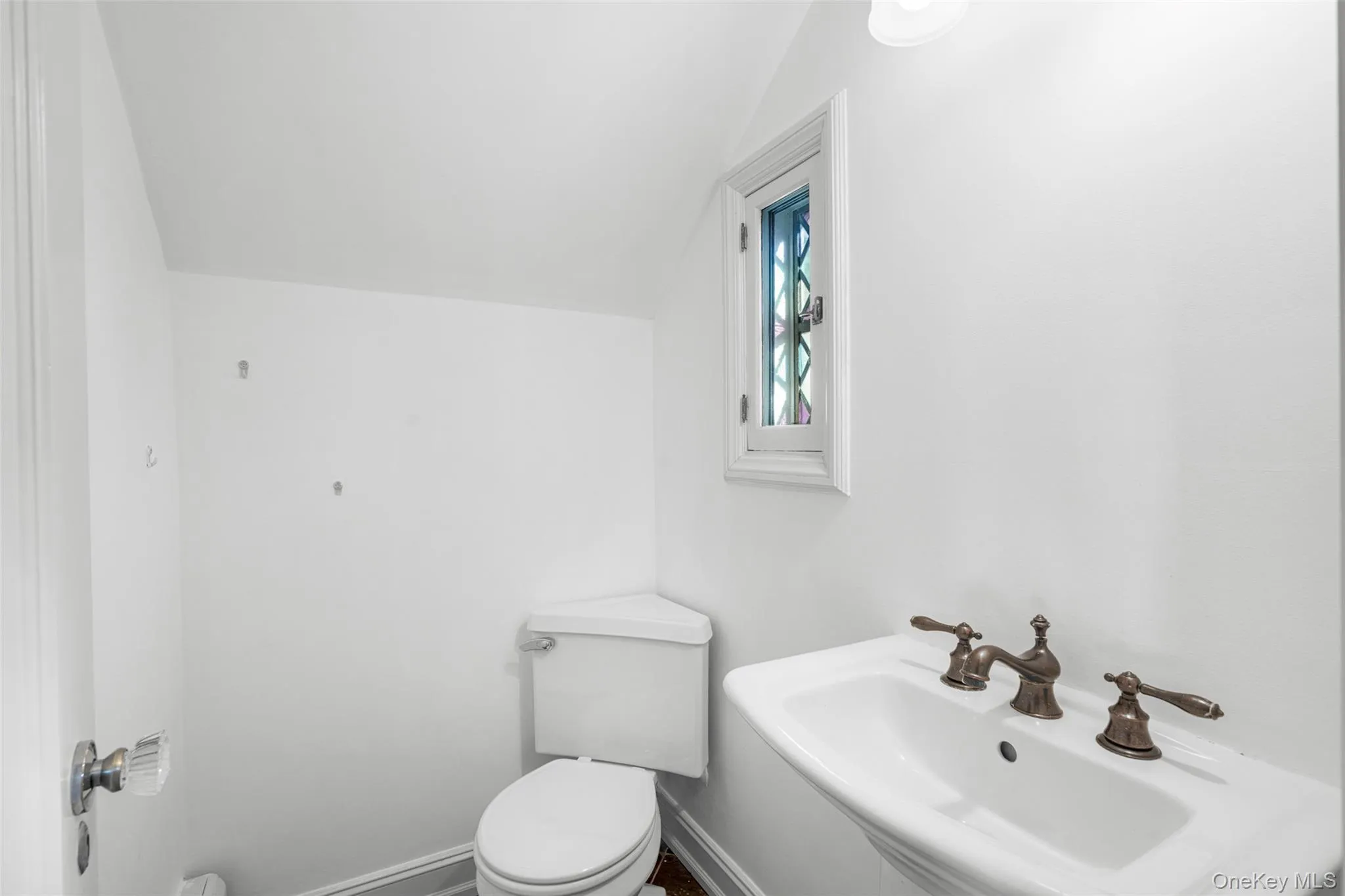 1/2 bath in entrance foyer. 1/2 bath in entrance foyer.