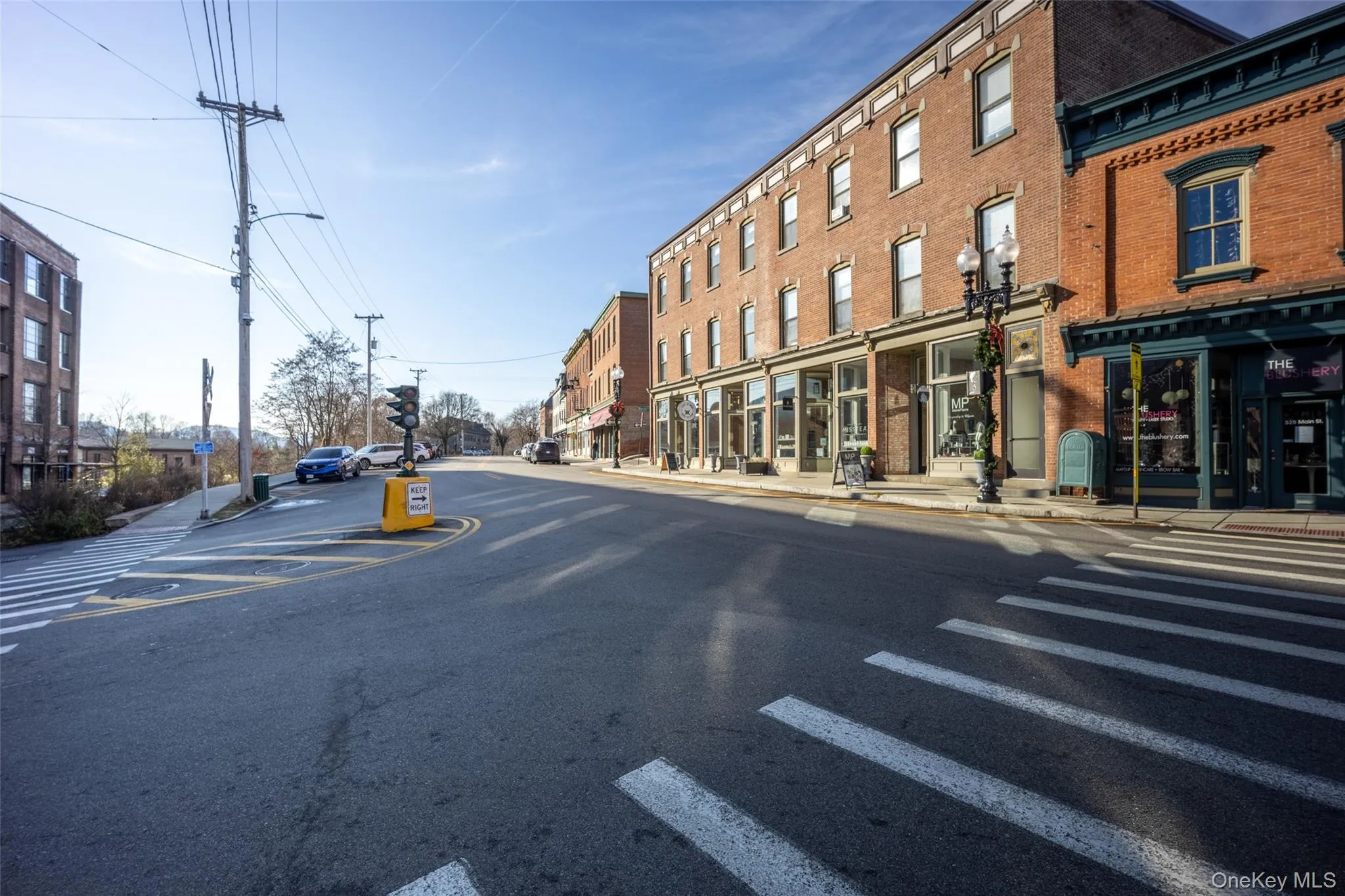 Minutes walk to lively Main Street Minutes walk to lively Main Street