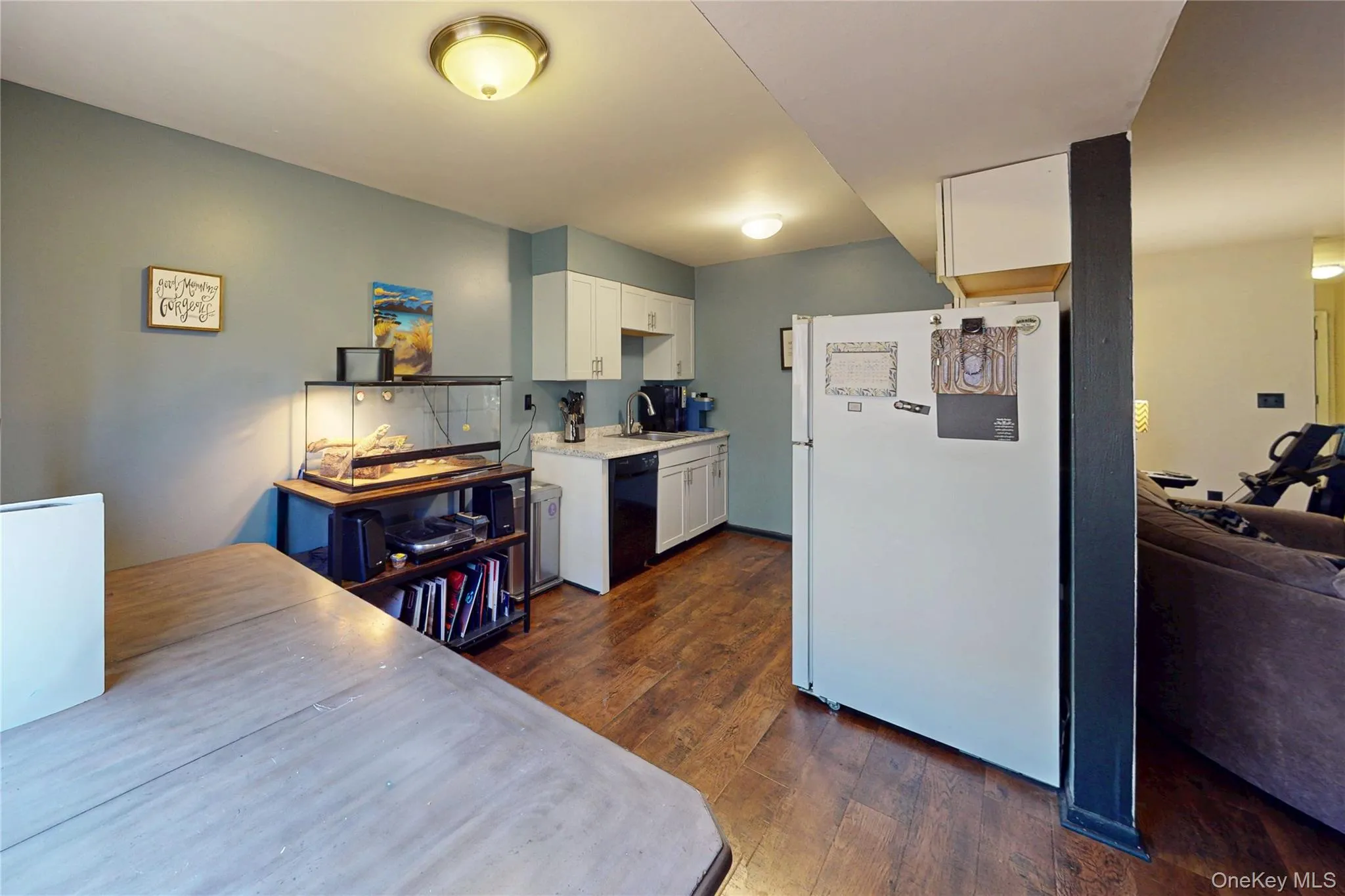 Dining Area into Kitchen Dining Area into Kitchen