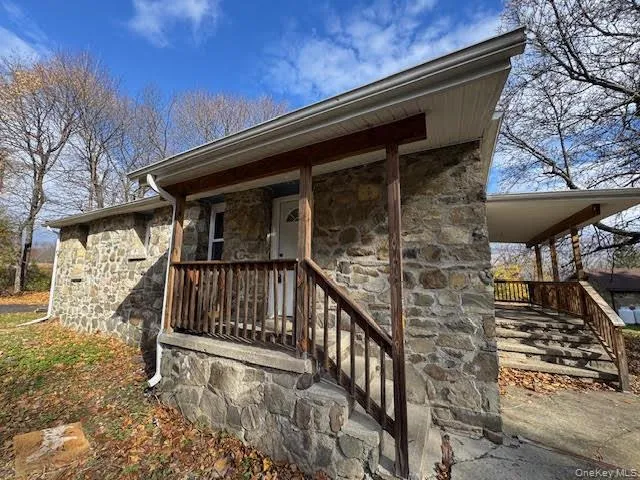Side entry with access direct to the kitchen area. Side entry with access direct to the kitchen area.