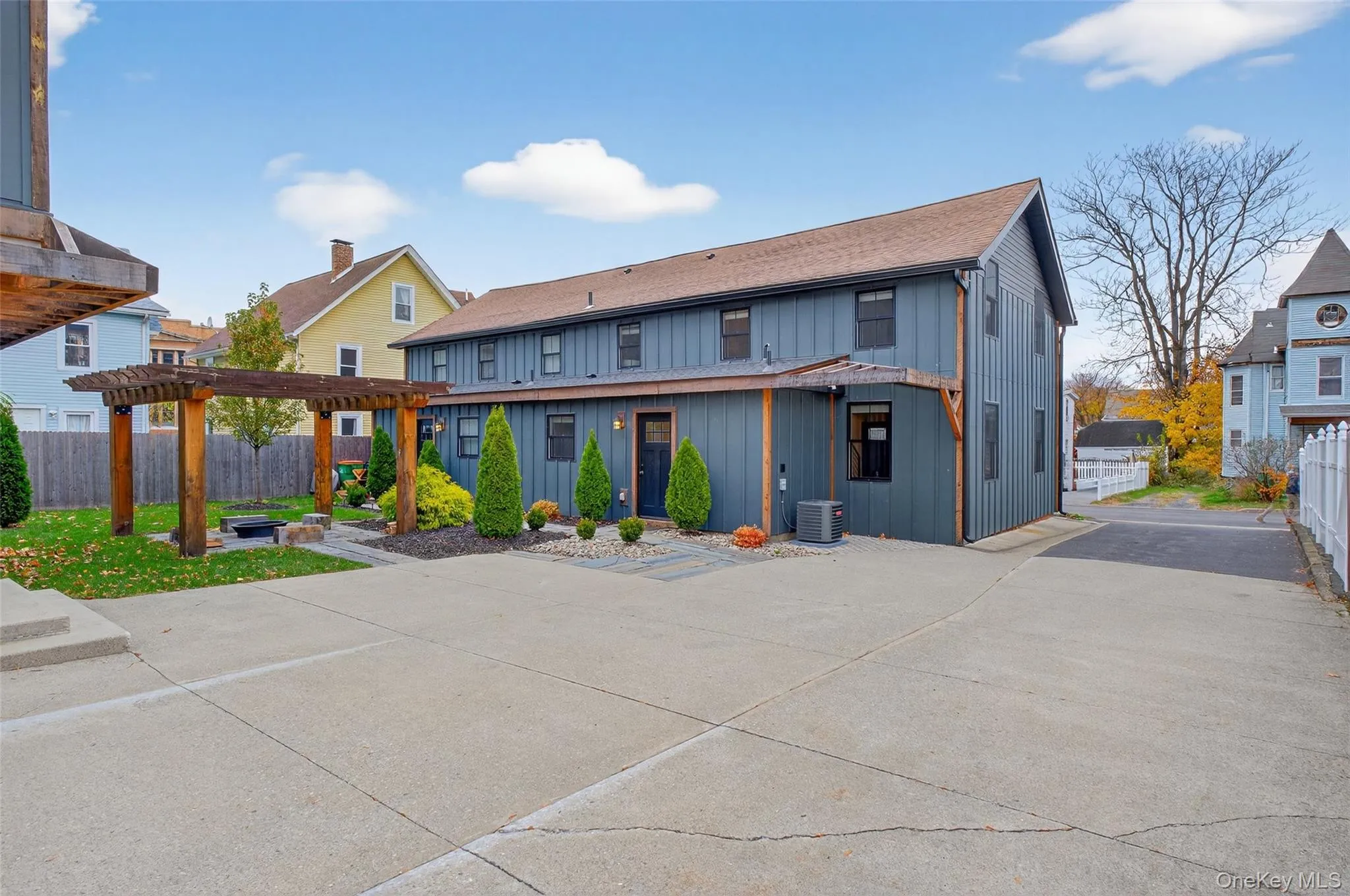 Shared yard and parking Shared yard and parking