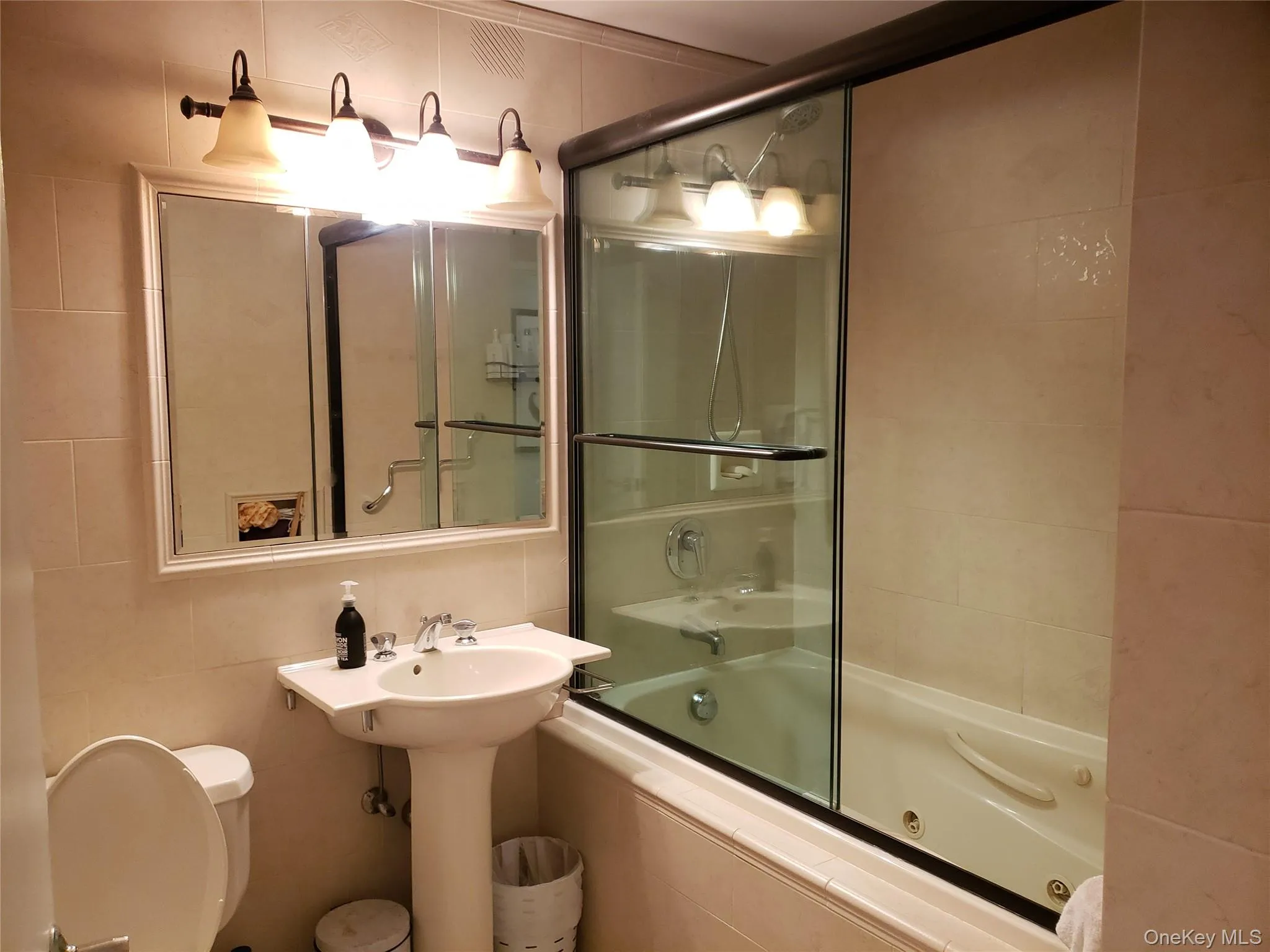 Full hall bathroom Full hall bathroom