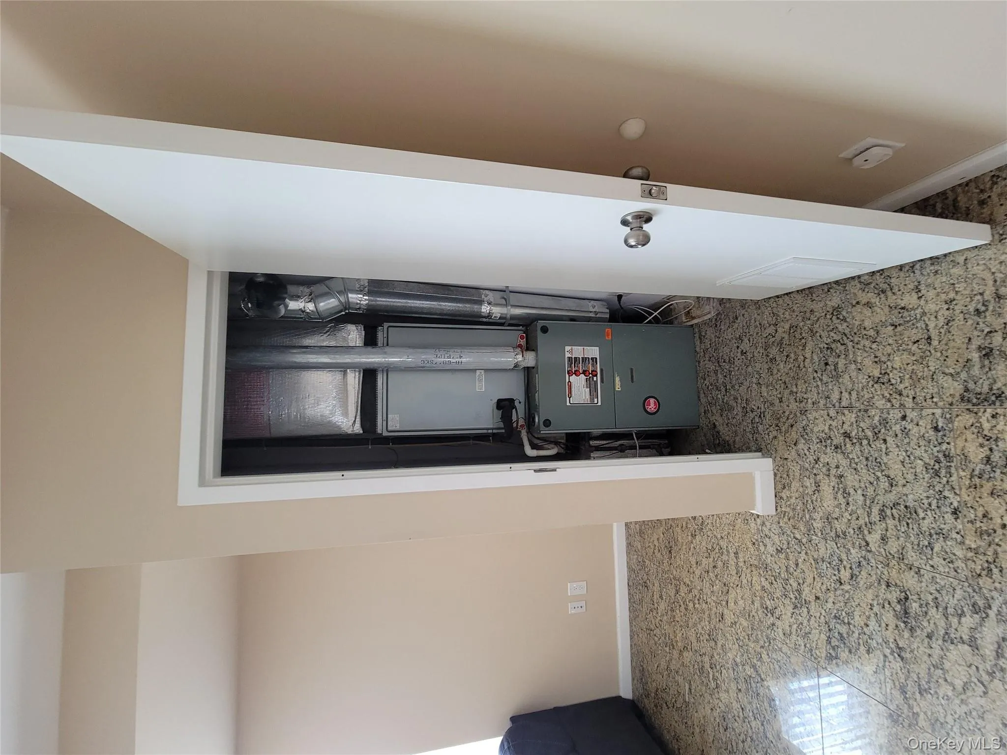 Utilities with heating unit Utilities with heating unit