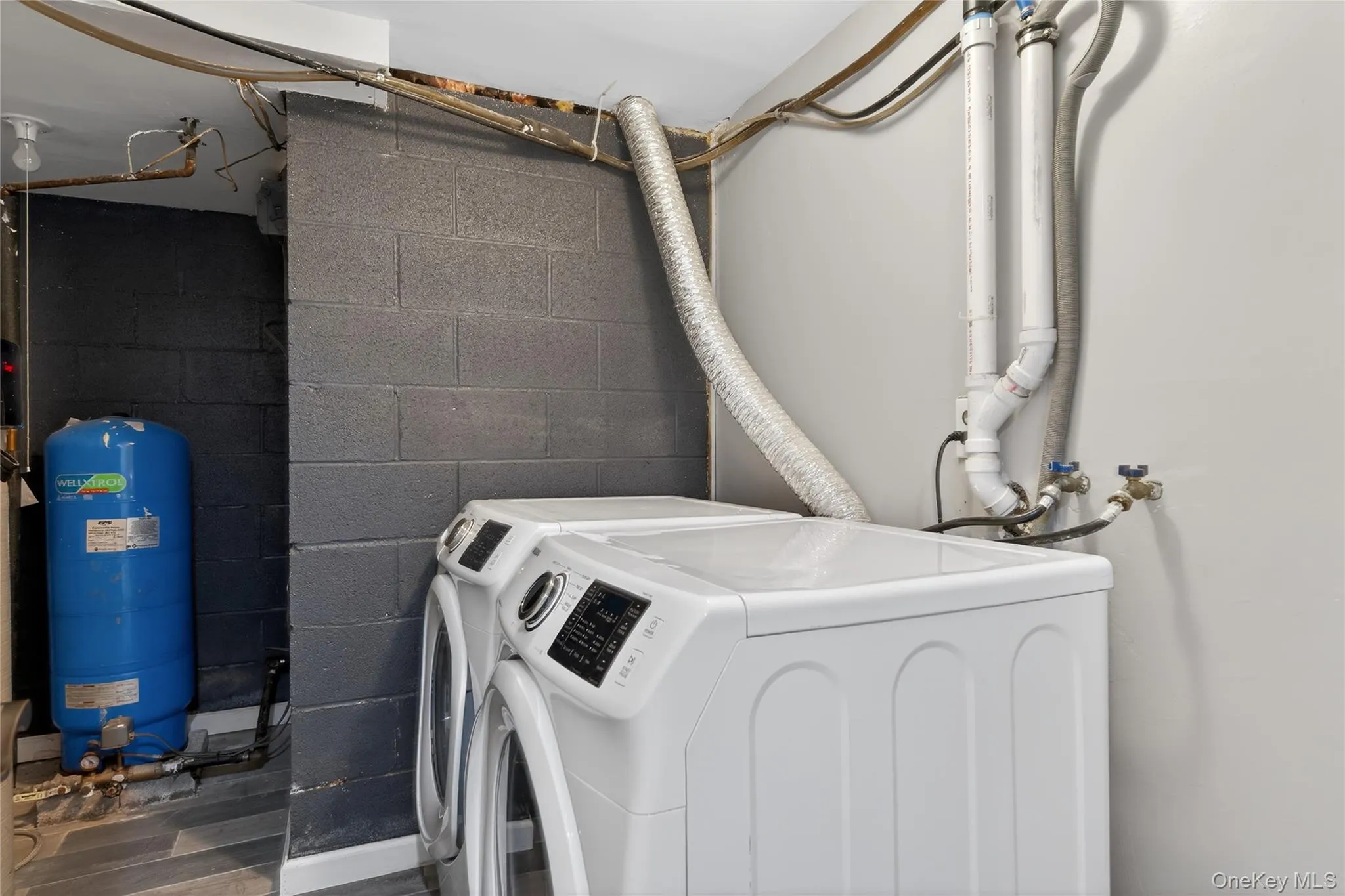 a laundry area and utility room features Samsung high-end washer/dryer (2019) a laundry area and utility room features Samsung high-end washer/dryer (2019)