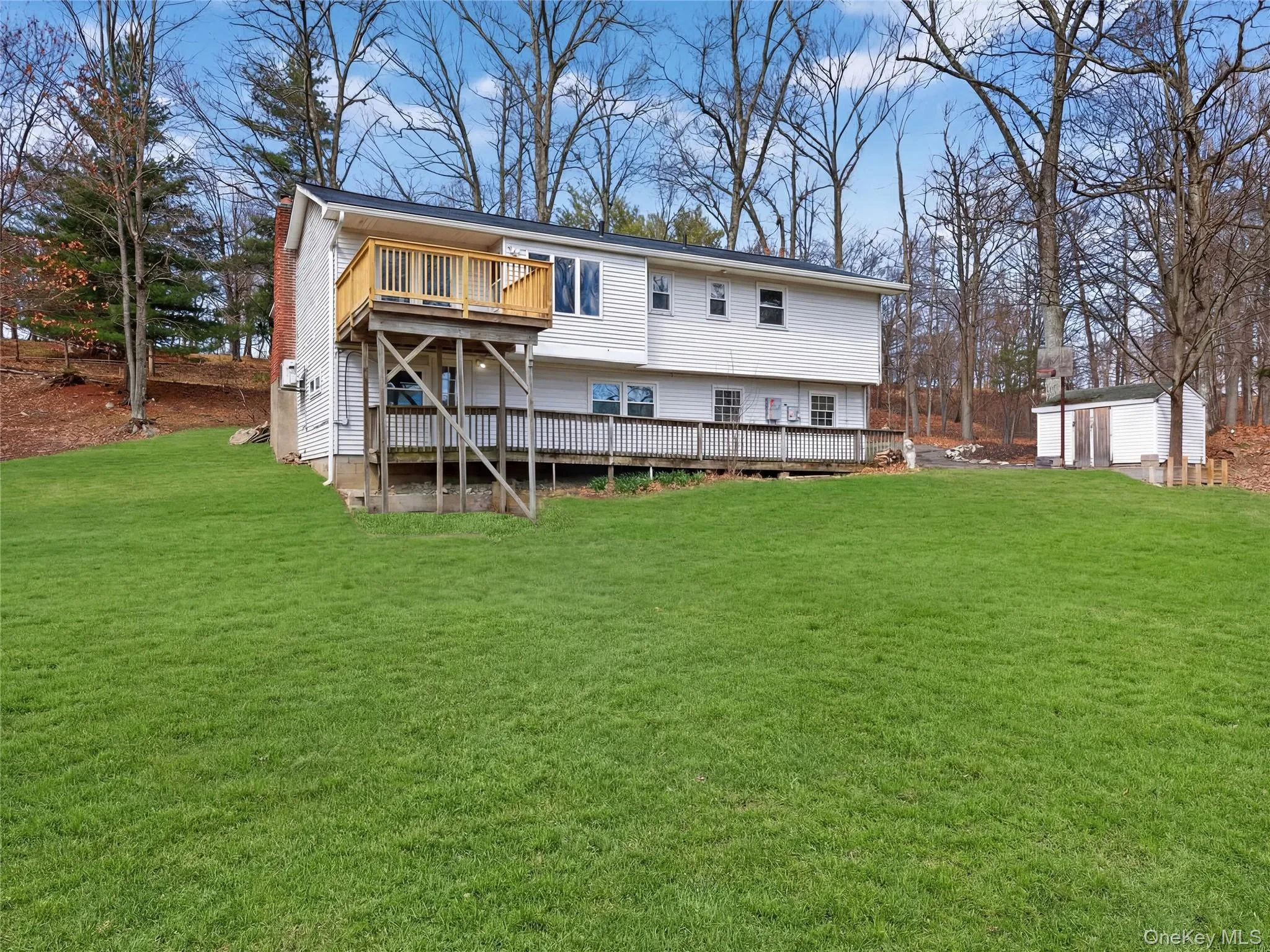 Dog owner? The big flat back yard is perfect for pups AND it is already wired around the perimeter for a DogWalk invisble fence... Dog owner? The big flat back yard is perfect for pups AND it is already wired around the perimeter for a DogWalk invisble fence...