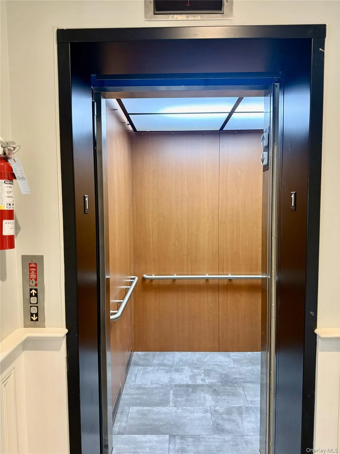 Elevator with a fire extinguisher Elevator with a fire extinguisher