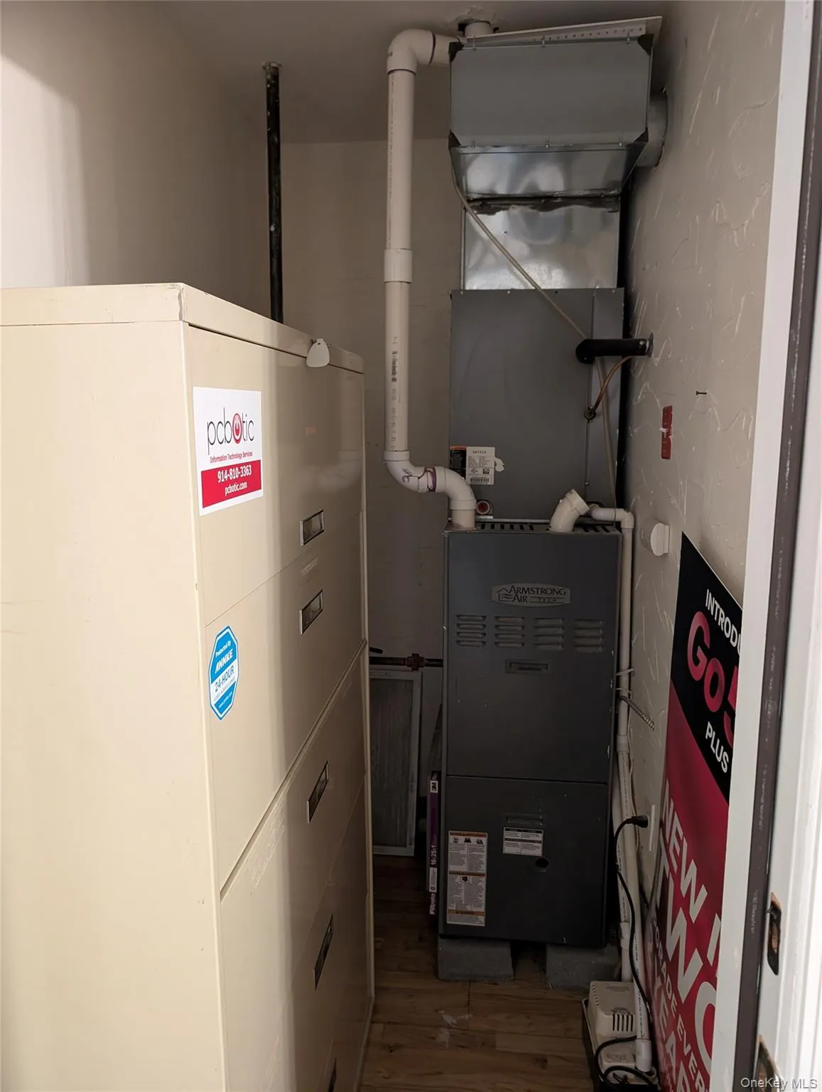 Utility room with heating unit Utility room with heating unit