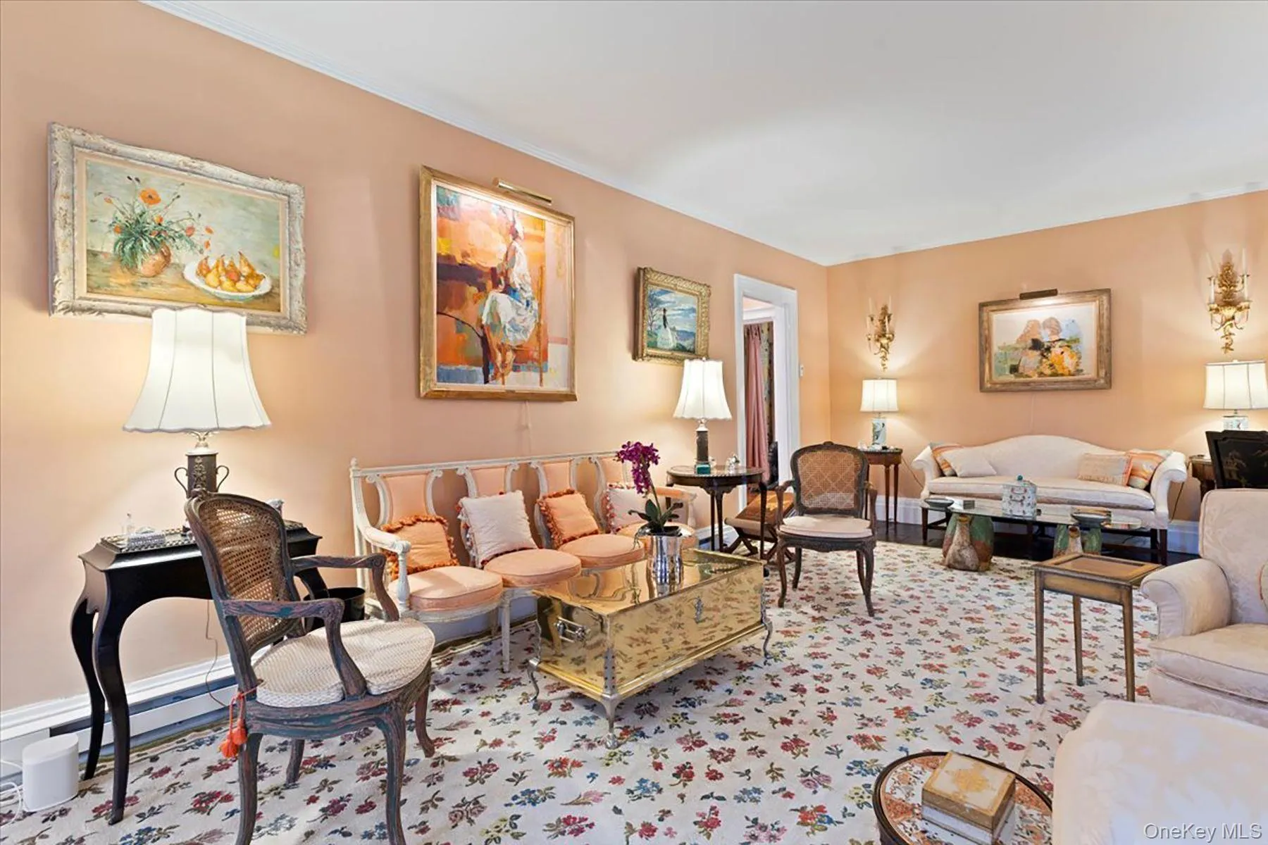 Living area with baseboards and ornamental molding Living area with baseboards and ornamental molding
