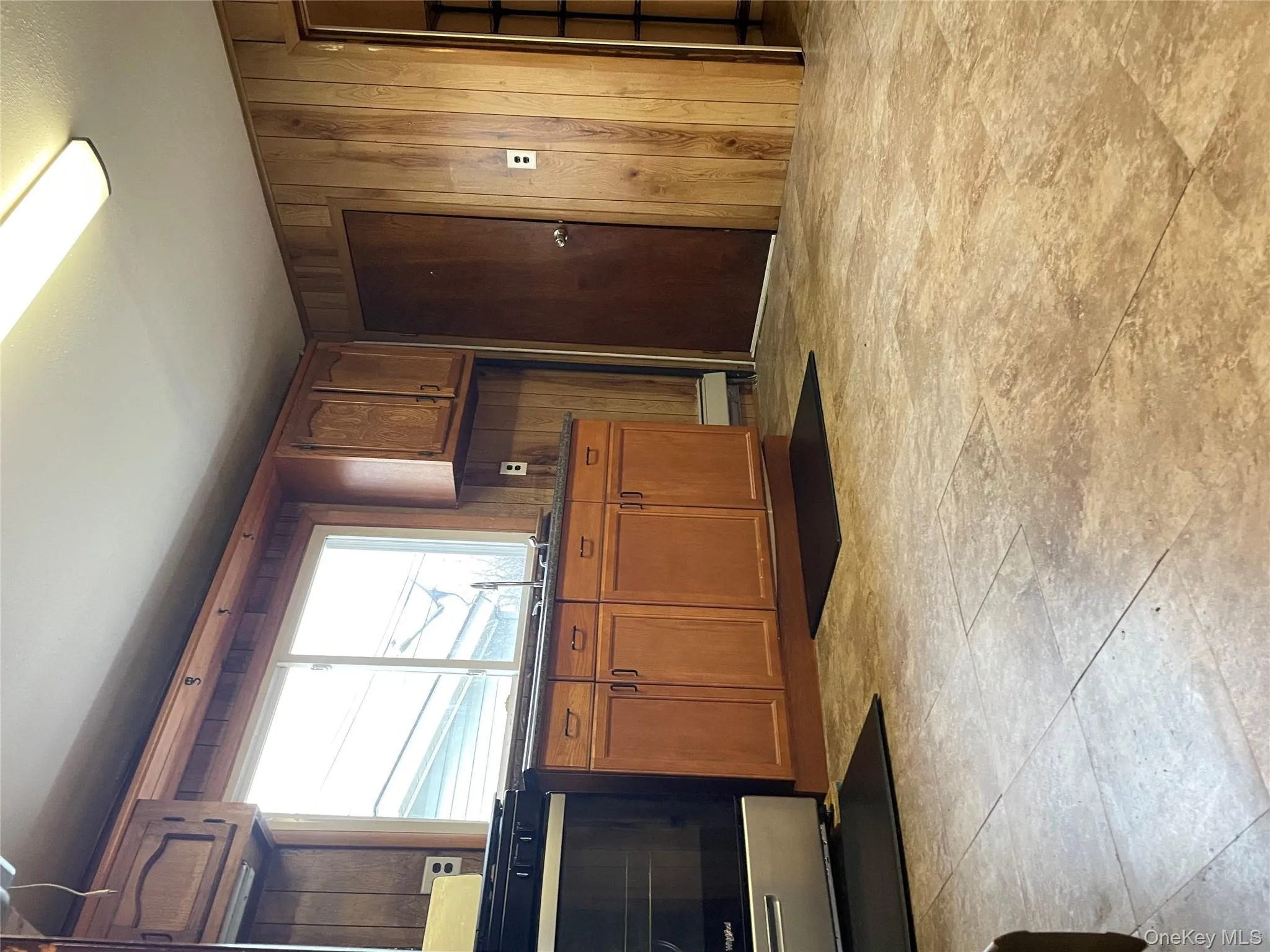 Large eat-in-kitchen w/ gas oven/stove and refrigerator Large eat-in-kitchen w/ gas oven/stove and refrigerator