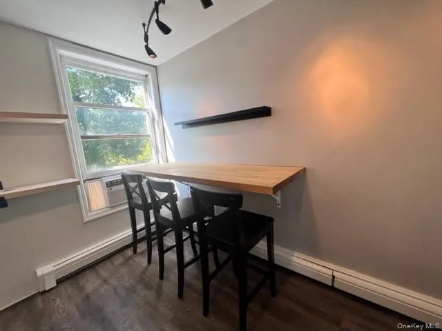 Built-In Breakfast Bar & AC Unit included. Built-In Breakfast Bar & AC Unit included.