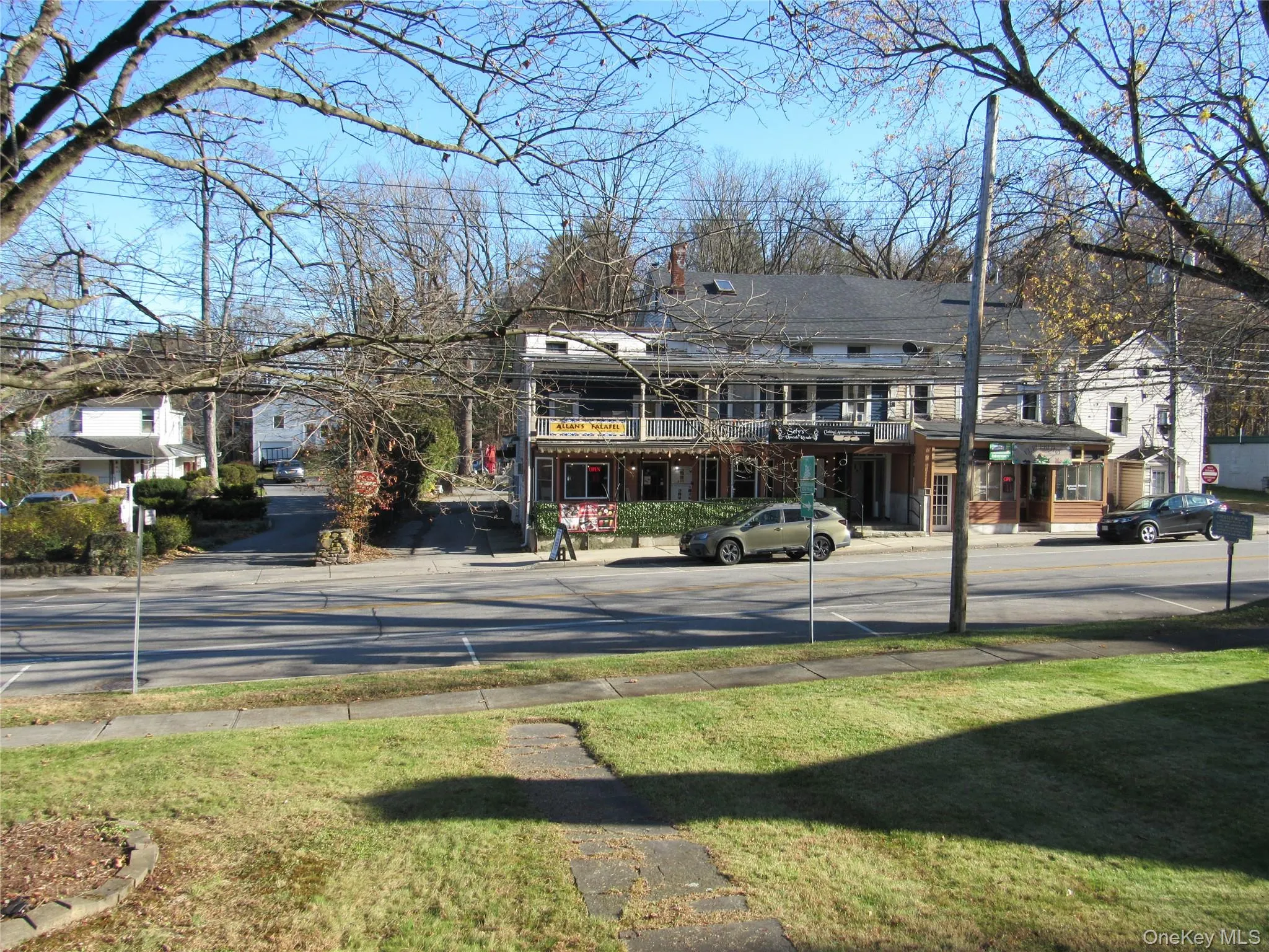 Close to Restaurants & Shops Close to Restaurants & Shops