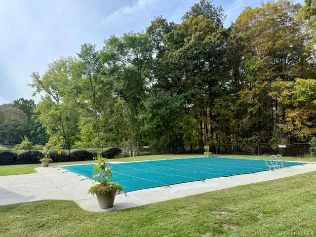 Community pool, perfect for relaxing and summer fun. Community pool, perfect for relaxing and summer fun.
