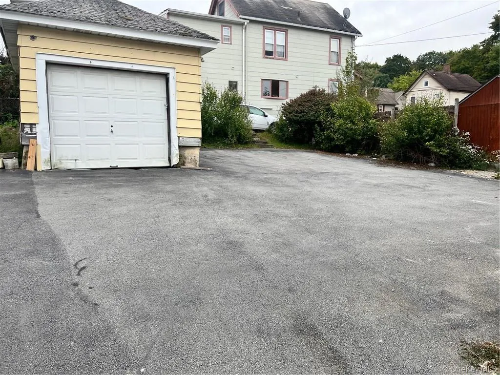 Nice size driveway for a few cars Nice size driveway for a few cars