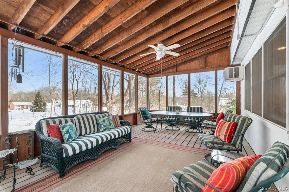 Screened in porch Screened in porch