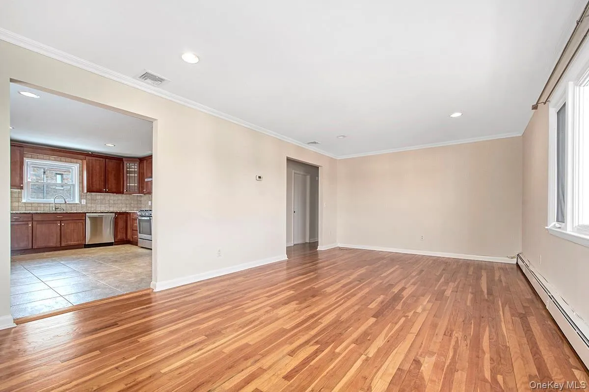 Opens To Kitchen/Good Flow Opens To Kitchen/Good Flow