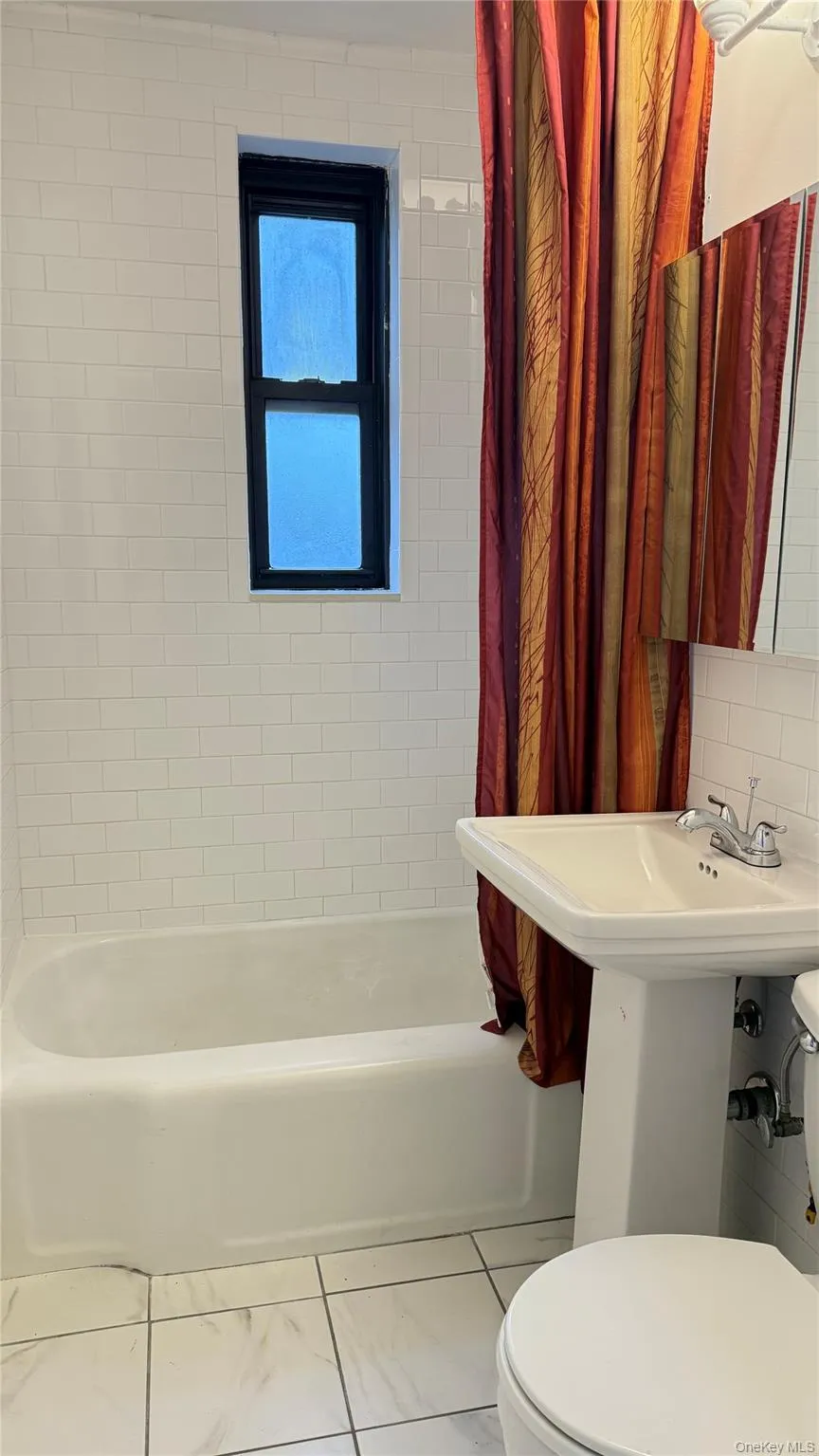 Full bath with shower / tub combo and backsplash Full bath with shower / tub combo and backsplash