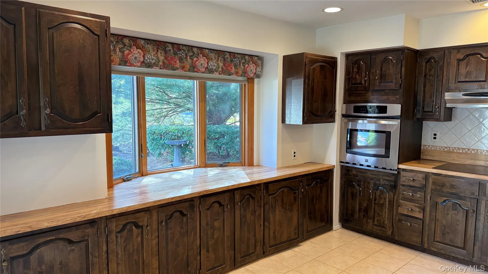 Kitchen with Large Bank of Windows and Tons of Coounter Space Kitchen with Large Bank of Windows and Tons of Coounter Space