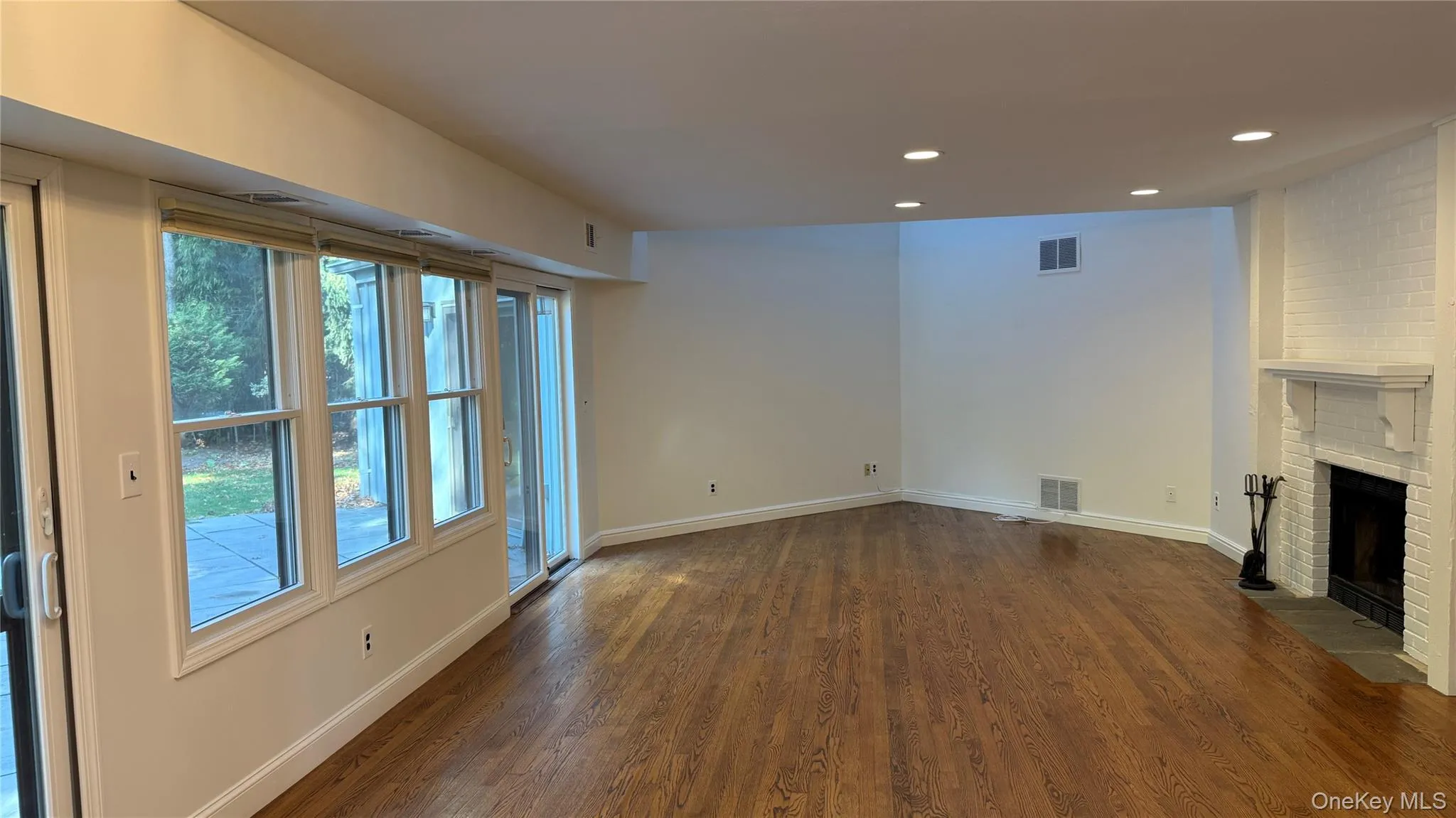 Large open Living Room w/Fireplace Large open Living Room w/Fireplace