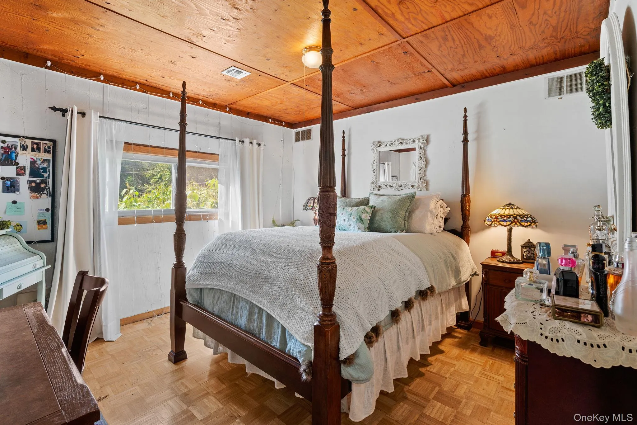 Bedroom with wooden ceiling Bedroom with wooden ceiling