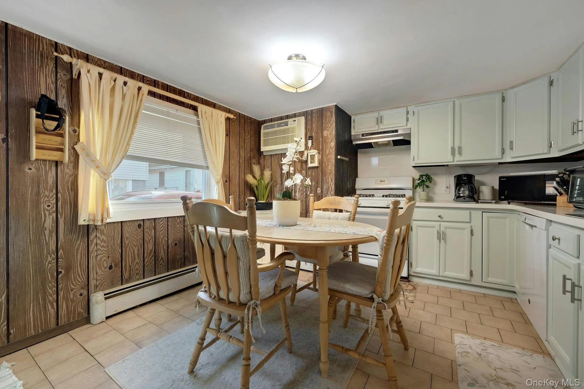 Eat-in kitchen Eat-in kitchen
