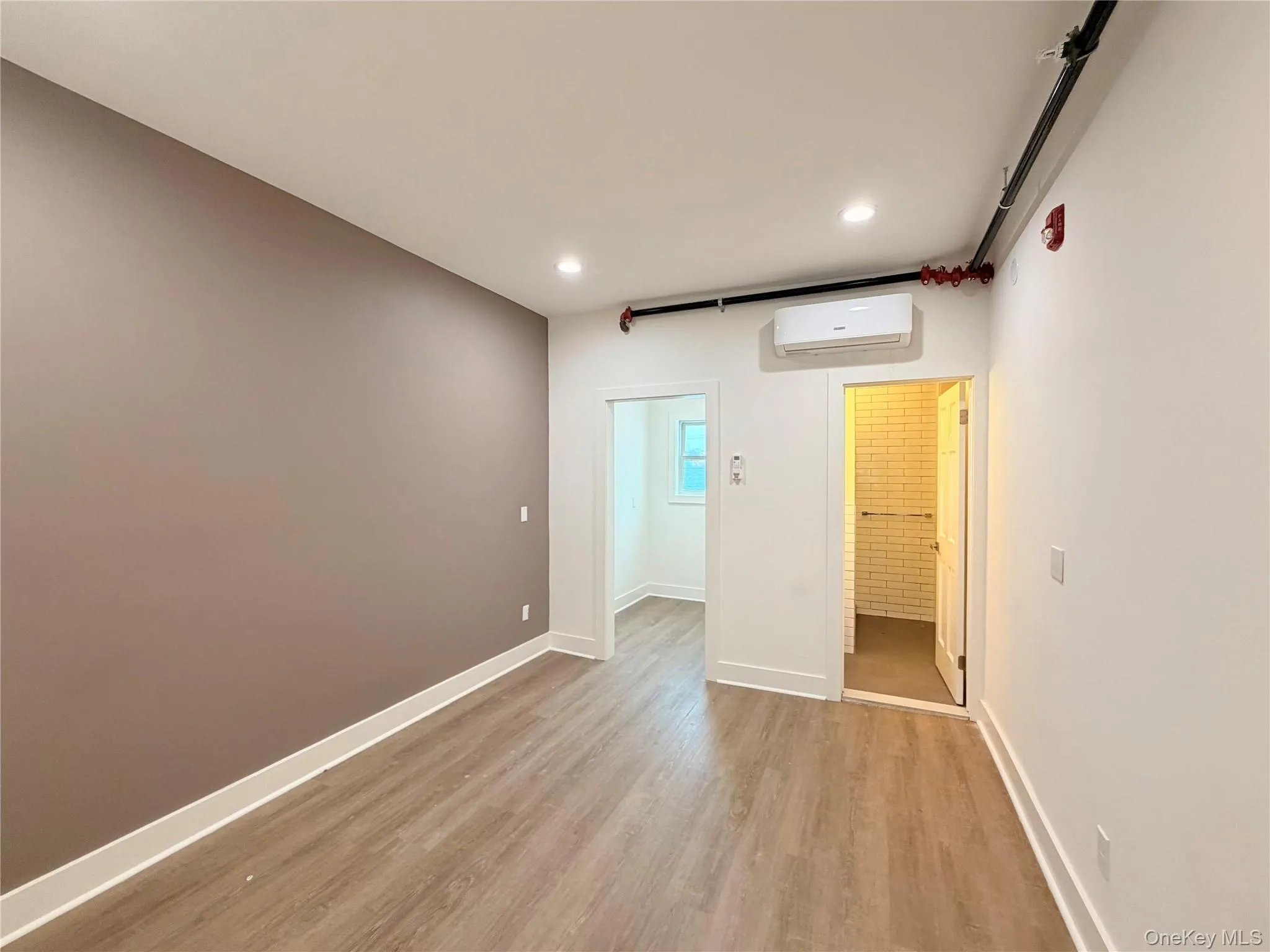 Bedroom with a closet and a bathroom Bedroom with a closet and a bathroom