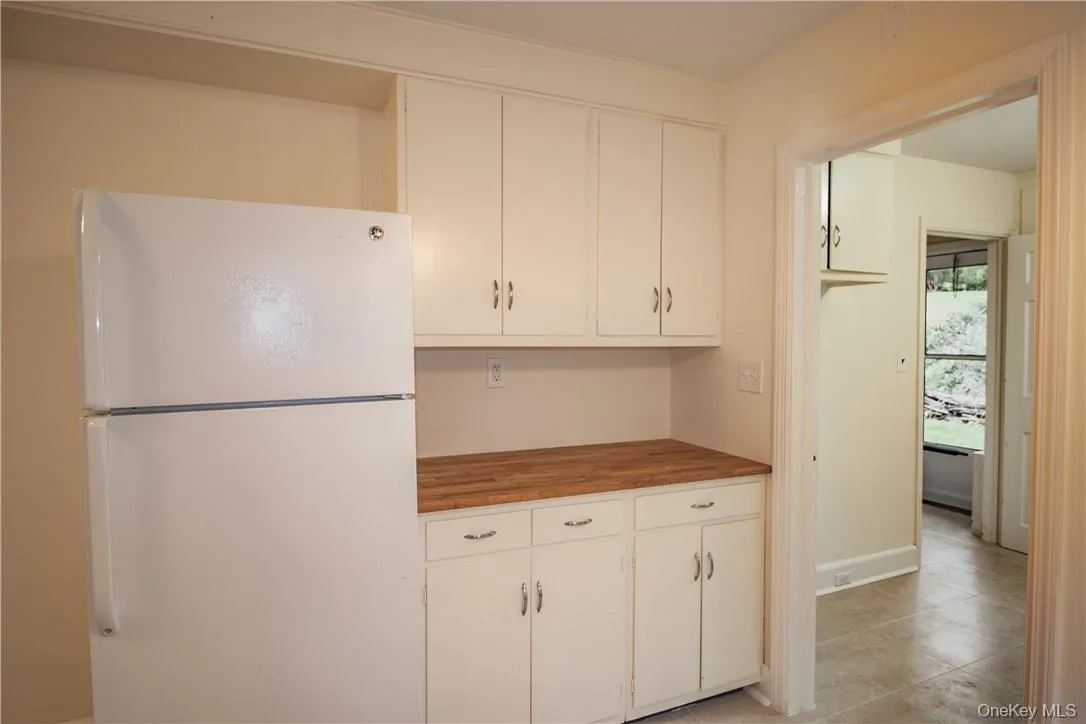 Nice storage and prep space. Nice storage and prep space.