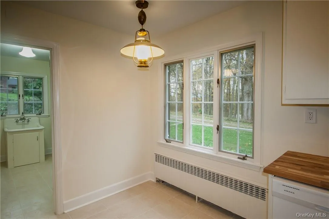 Breakfast area, perfect size for a kitchen table. Breakfast area, perfect size for a kitchen table.