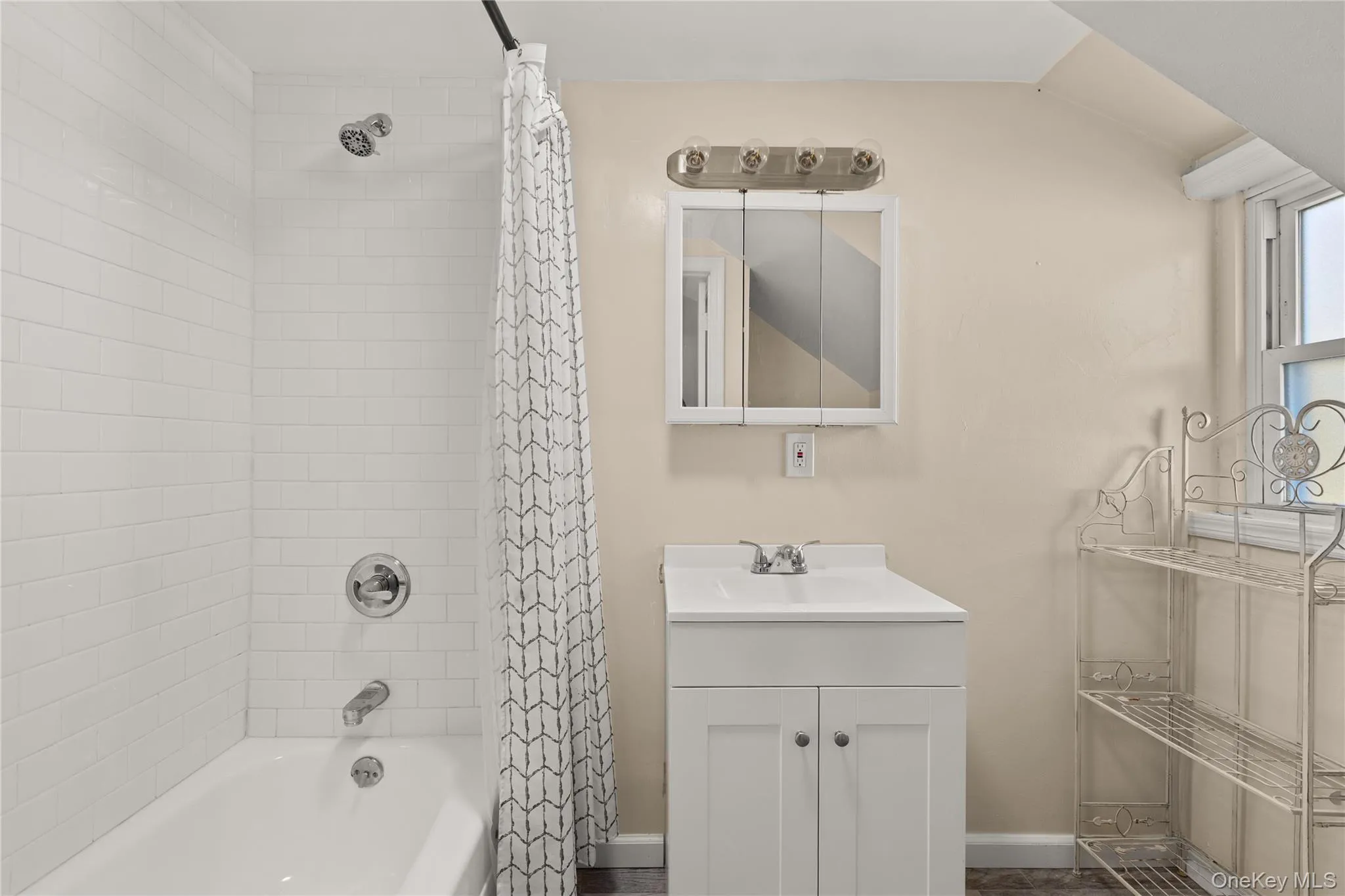 Full bath with vanity and shower / tub combo Full bath with vanity and shower / tub combo