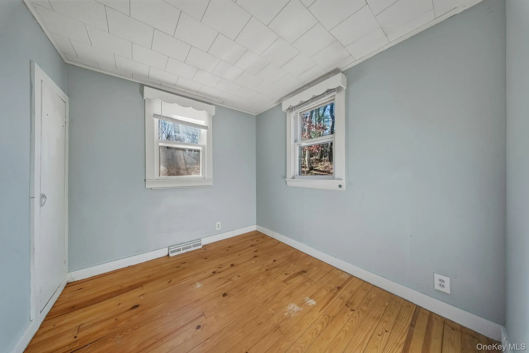 Unfurnished room featuring baseboards and light wood finished floors Unfurnished room featuring baseboards and light wood finished floors