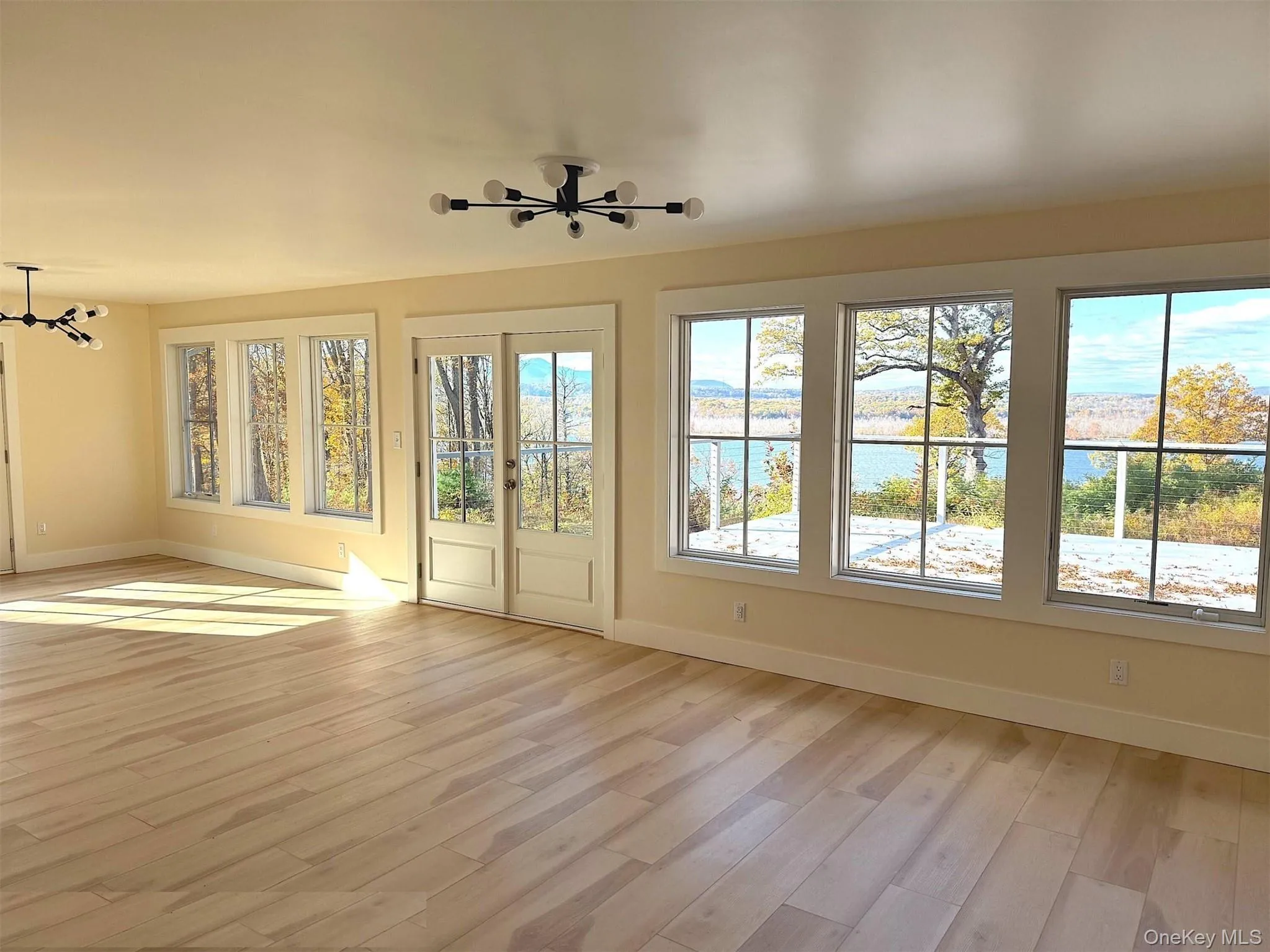 Living/Dining areas with westward views towards the Hudson Living/Dining areas with westward views towards the Hudson