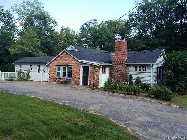 At the Ballyhack entrance, a charming 3-bedroom ranch home serves as the ideal caretaker’s residence or gatehouse. At the Ballyhack entrance, a charming 3-bedroom ranch home serves as the ideal caretaker’s residence or gatehouse.