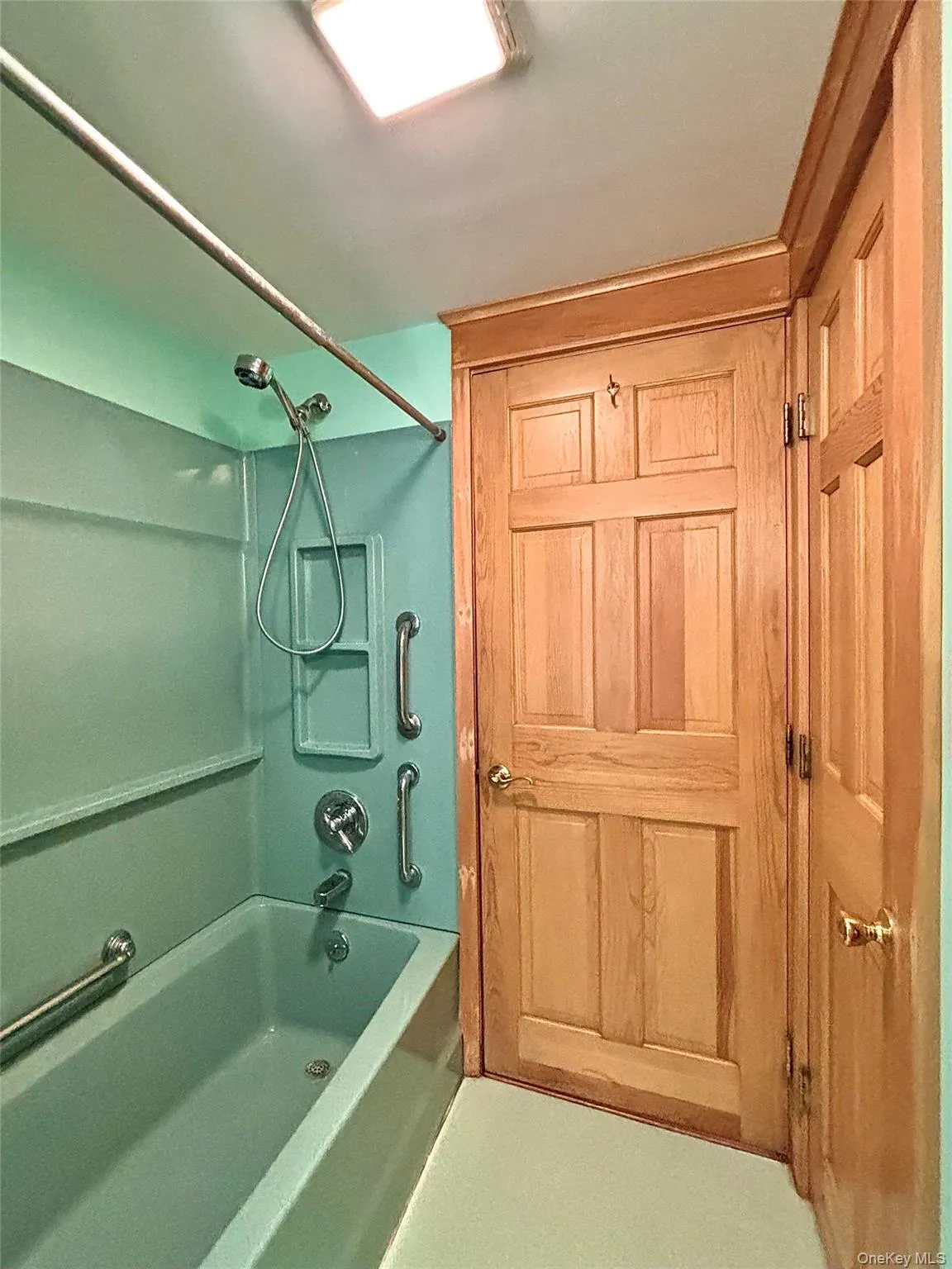 1st floor full bath with tub/shower 1st floor full bath with tub/shower