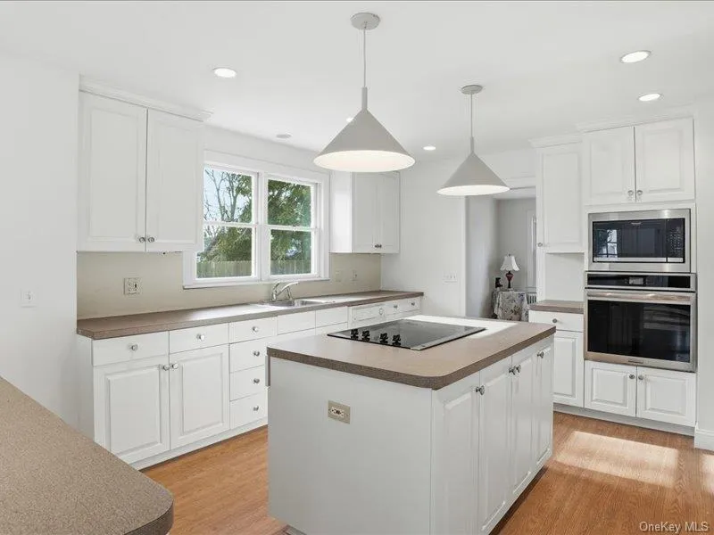 12 Summit Boulevard, Southampton, NY, 3 Bedrooms Bedrooms, 8 Rooms Rooms,2 BathroomsBathrooms,Residential Lease,For Rent,Summit,0,938708 12 Summit Boulevard, Southampton, NY, 3 Bedrooms Bedrooms, 8 Rooms Rooms,2 BathroomsBathrooms,Residential Lease,For Rent,Summit,0,938708