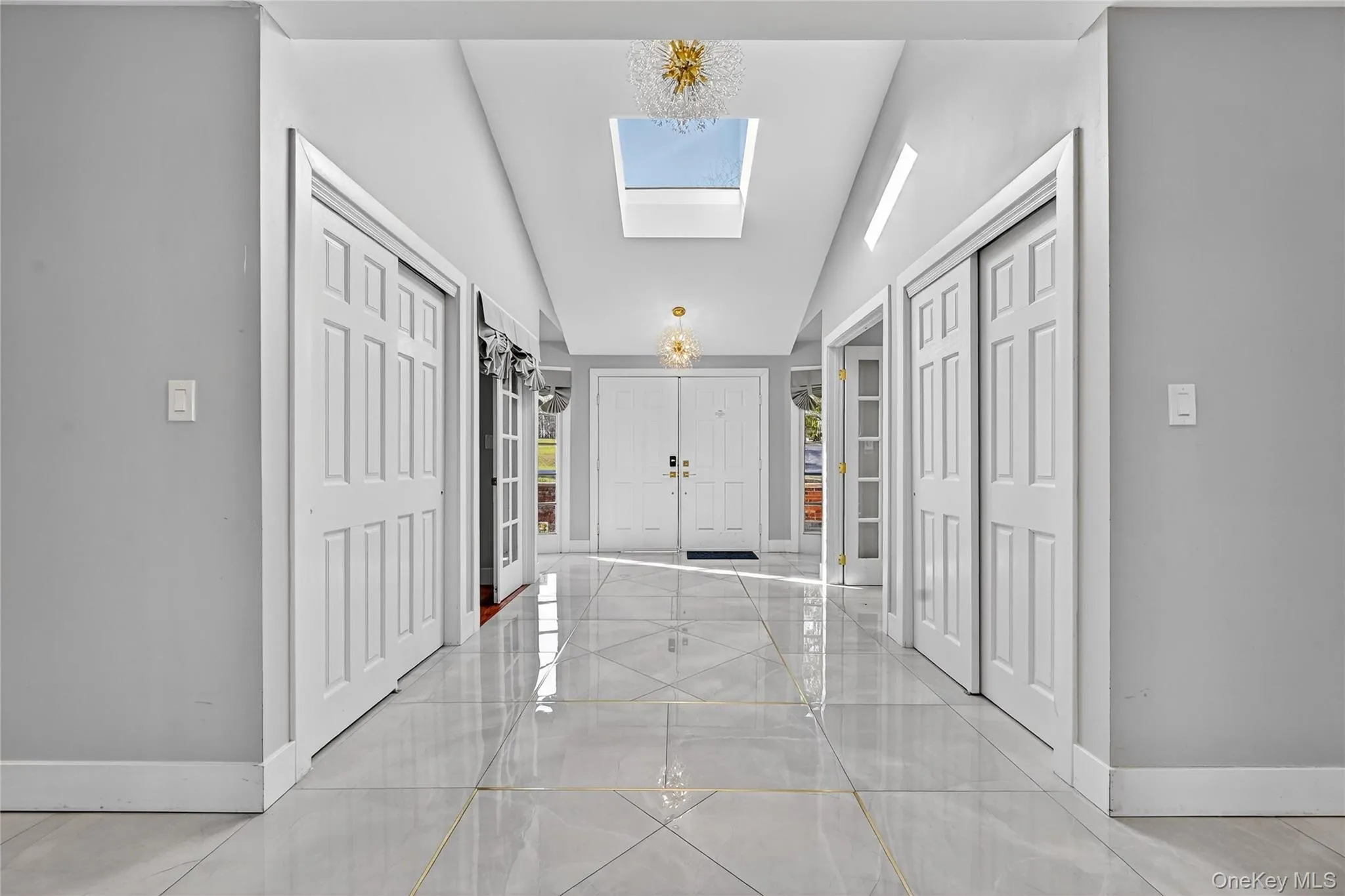 Large Foyer with skylight Large Foyer with skylight