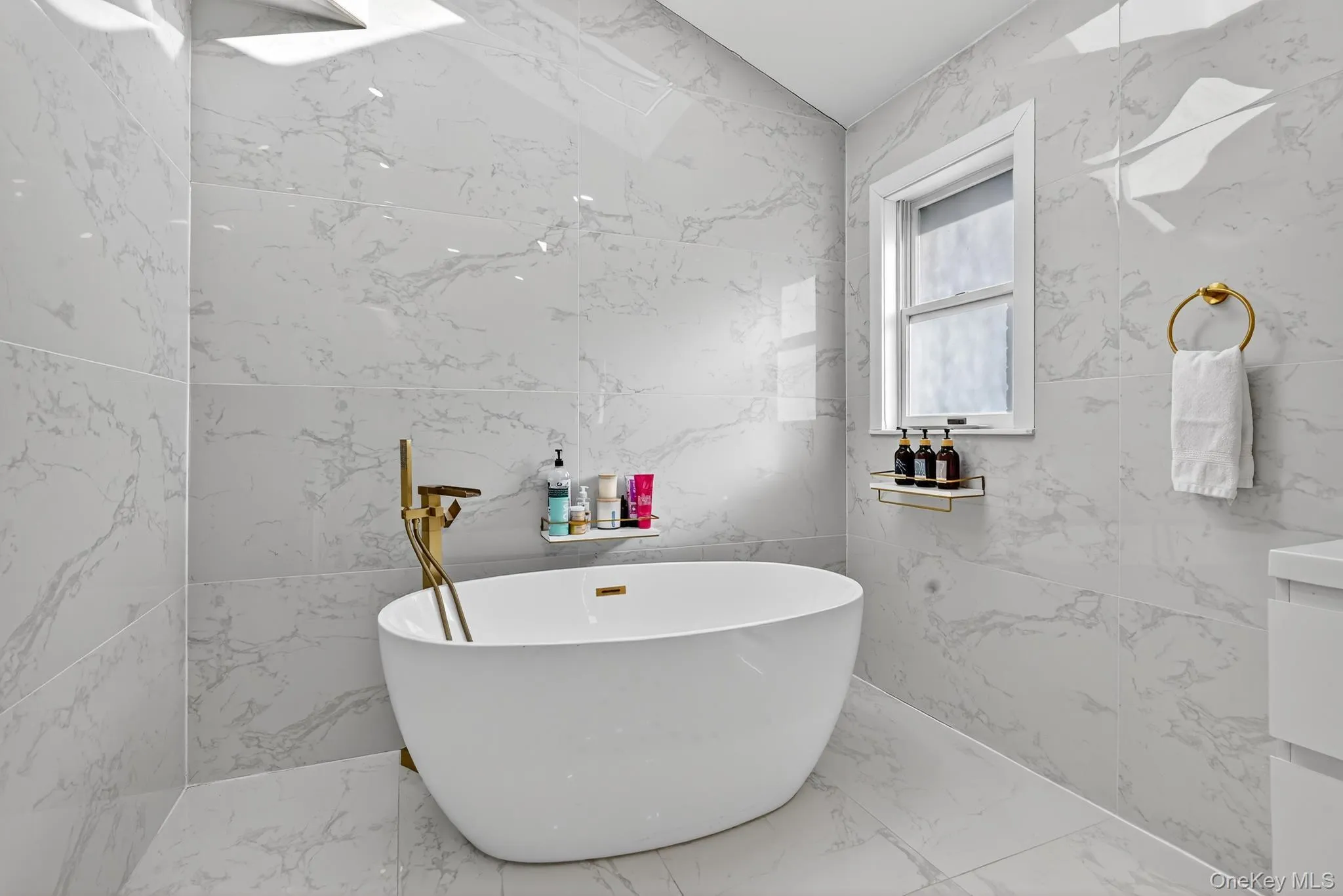 Modern soaking tub Modern soaking tub