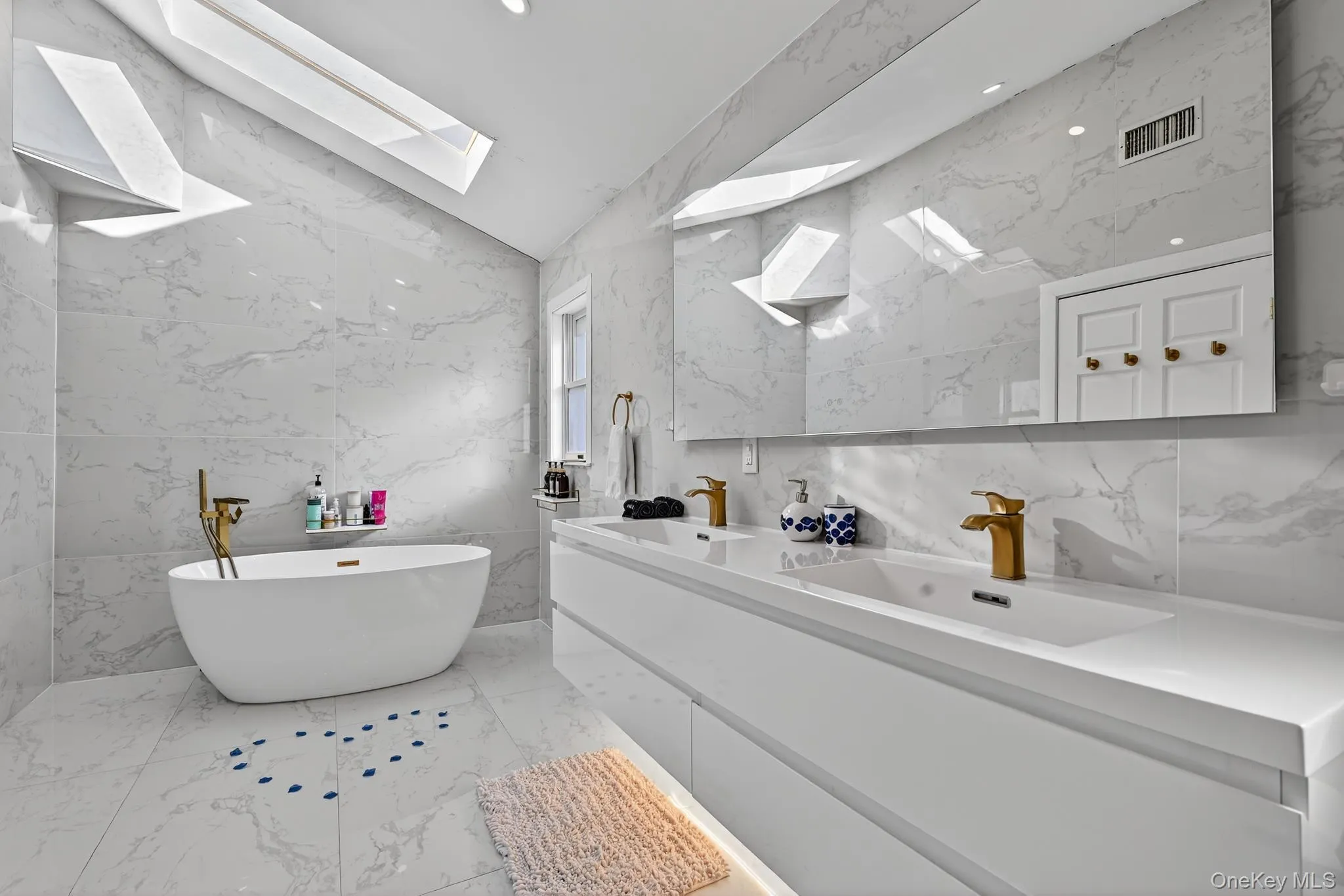 Double vanity sink, soaking tub and sky light Double vanity sink, soaking tub and sky light