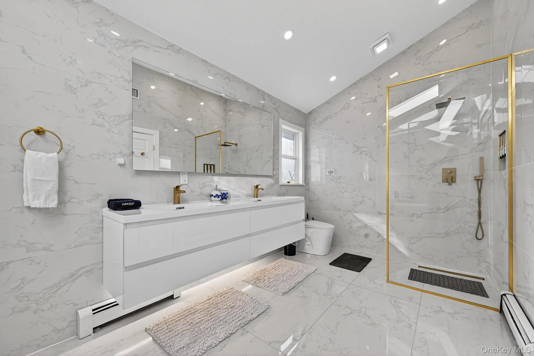 Large En Suite Bathroom with Shower and Double Vanity Sink Large En Suite Bathroom with Shower and Double Vanity Sink