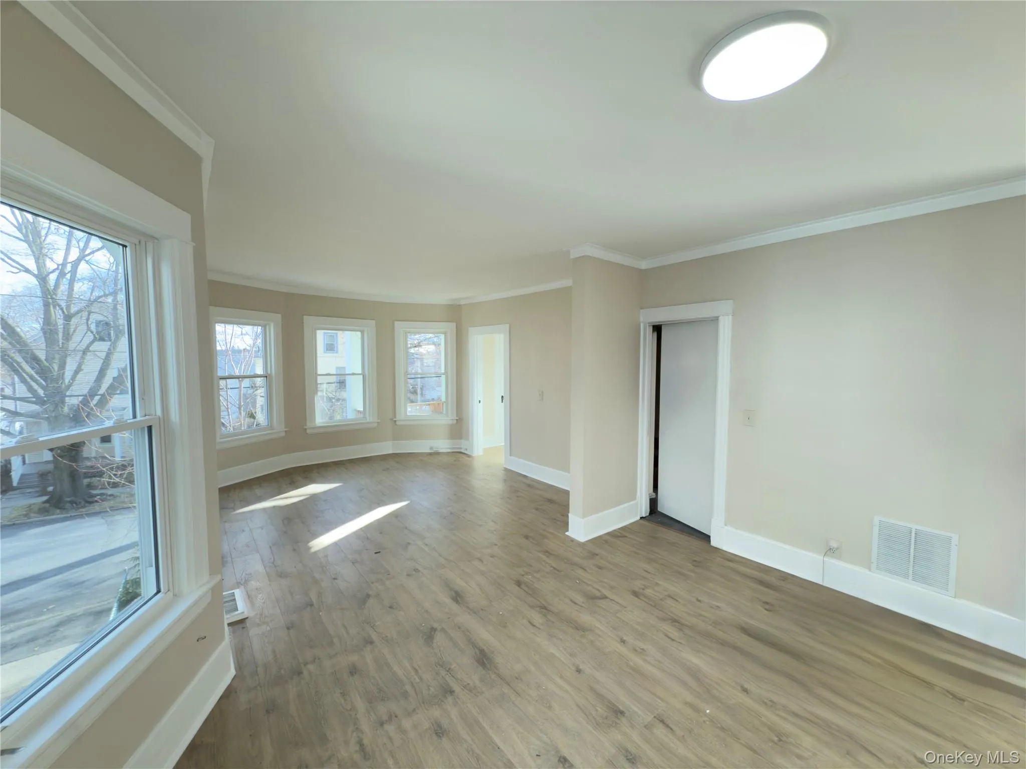 Spacious Living/Dining Room Spacious Living/Dining Room