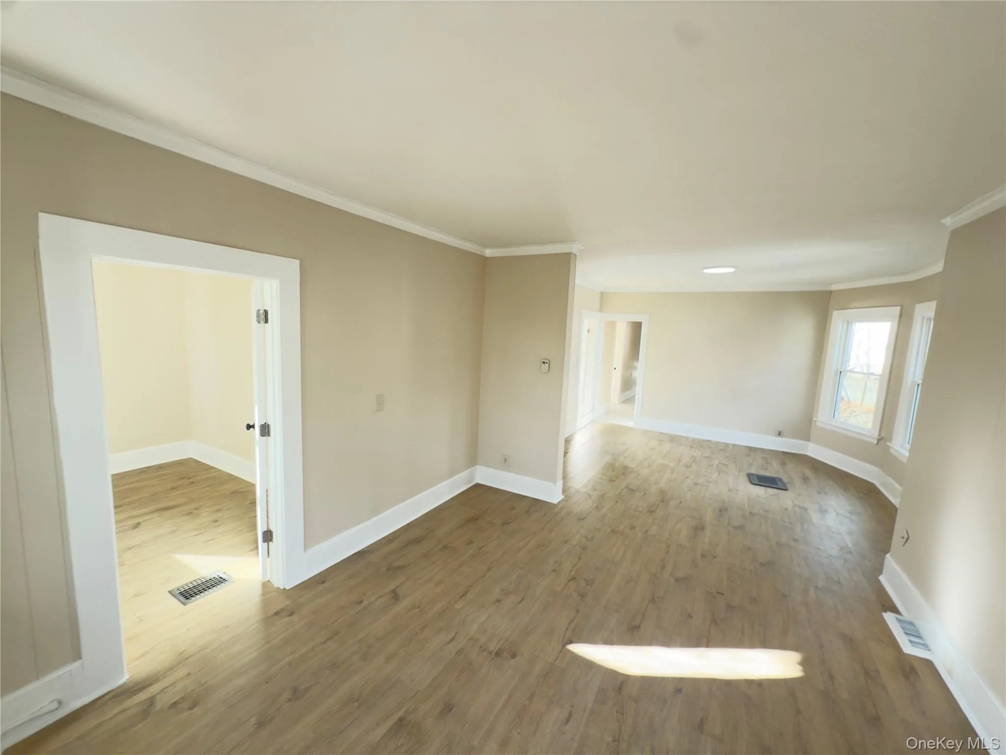 Spacious Living/Dining Room Spacious Living/Dining Room