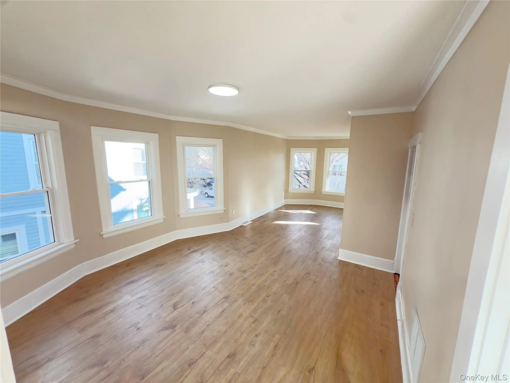 Spacious Living/Dining Room Spacious Living/Dining Room