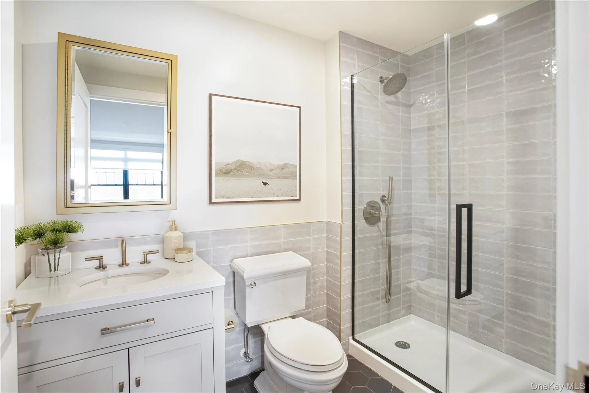 *Photos of a similar unit *Photos of a similar unit