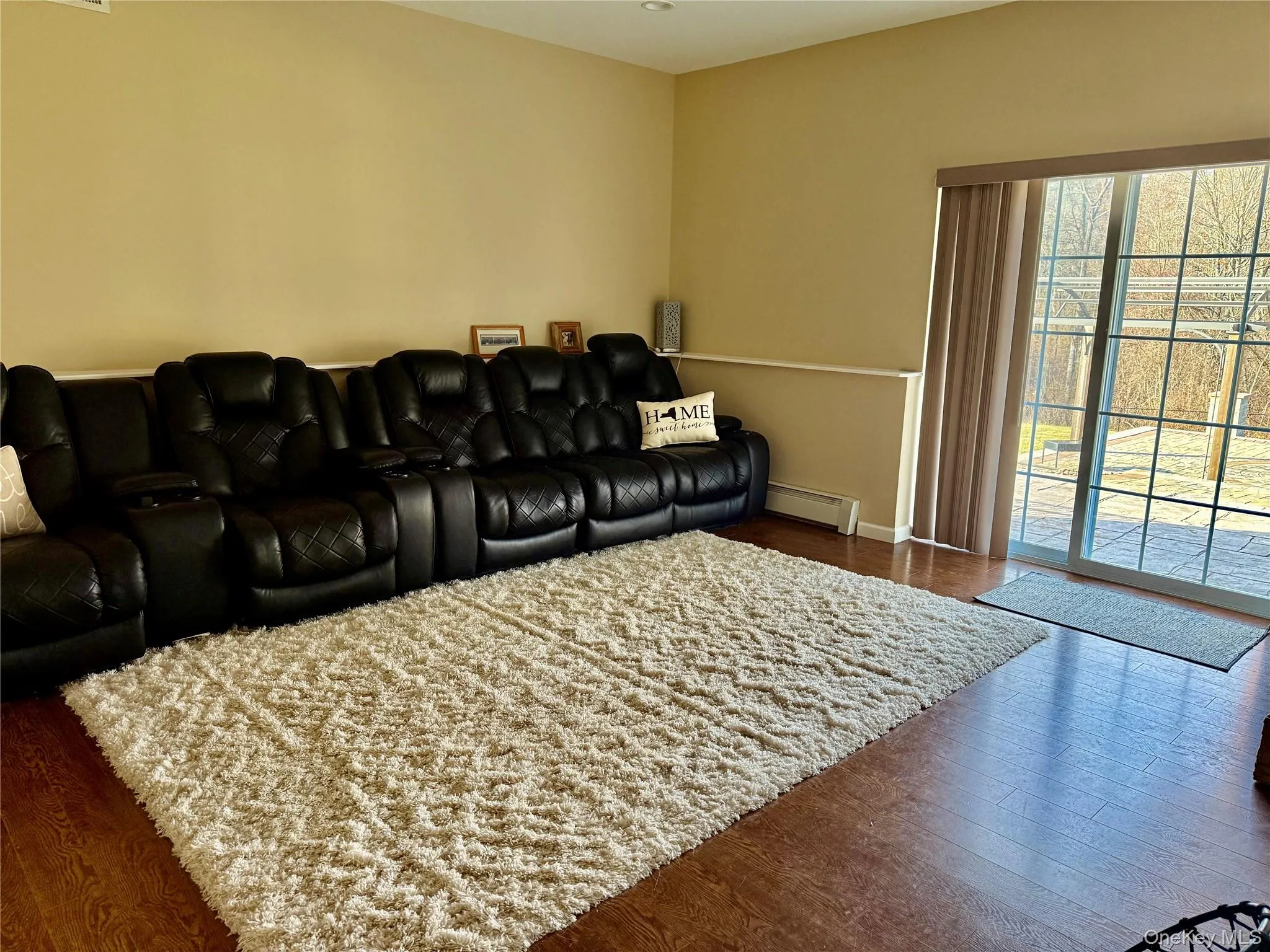 Family rm w/sliders to patios Family rm w/sliders to patios