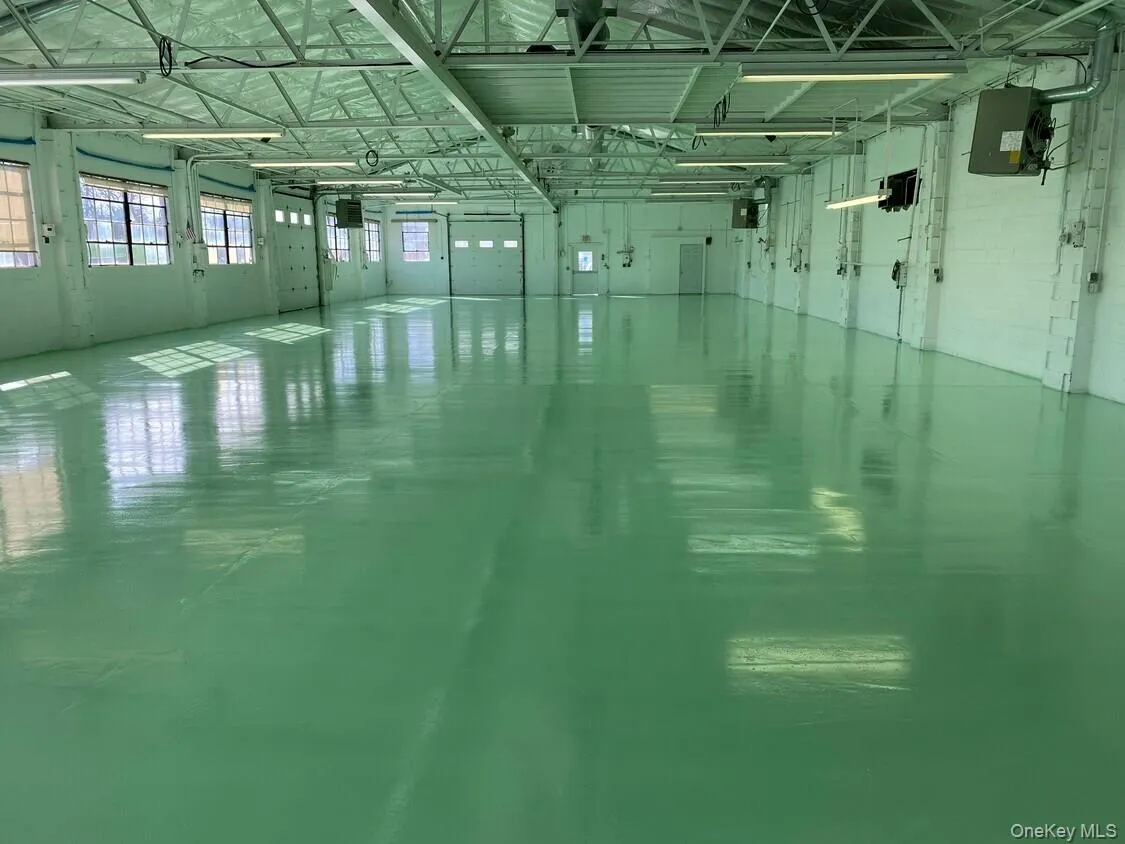 Clear-span industrial floor with high-bay clearance and epoxy-coated slab.Column-free layout optimized for production, storage, or distribution. Clear-span industrial floor with high-bay clearance and epoxy-coated slab.Column-free layout optimized for production, storage, or distribution.