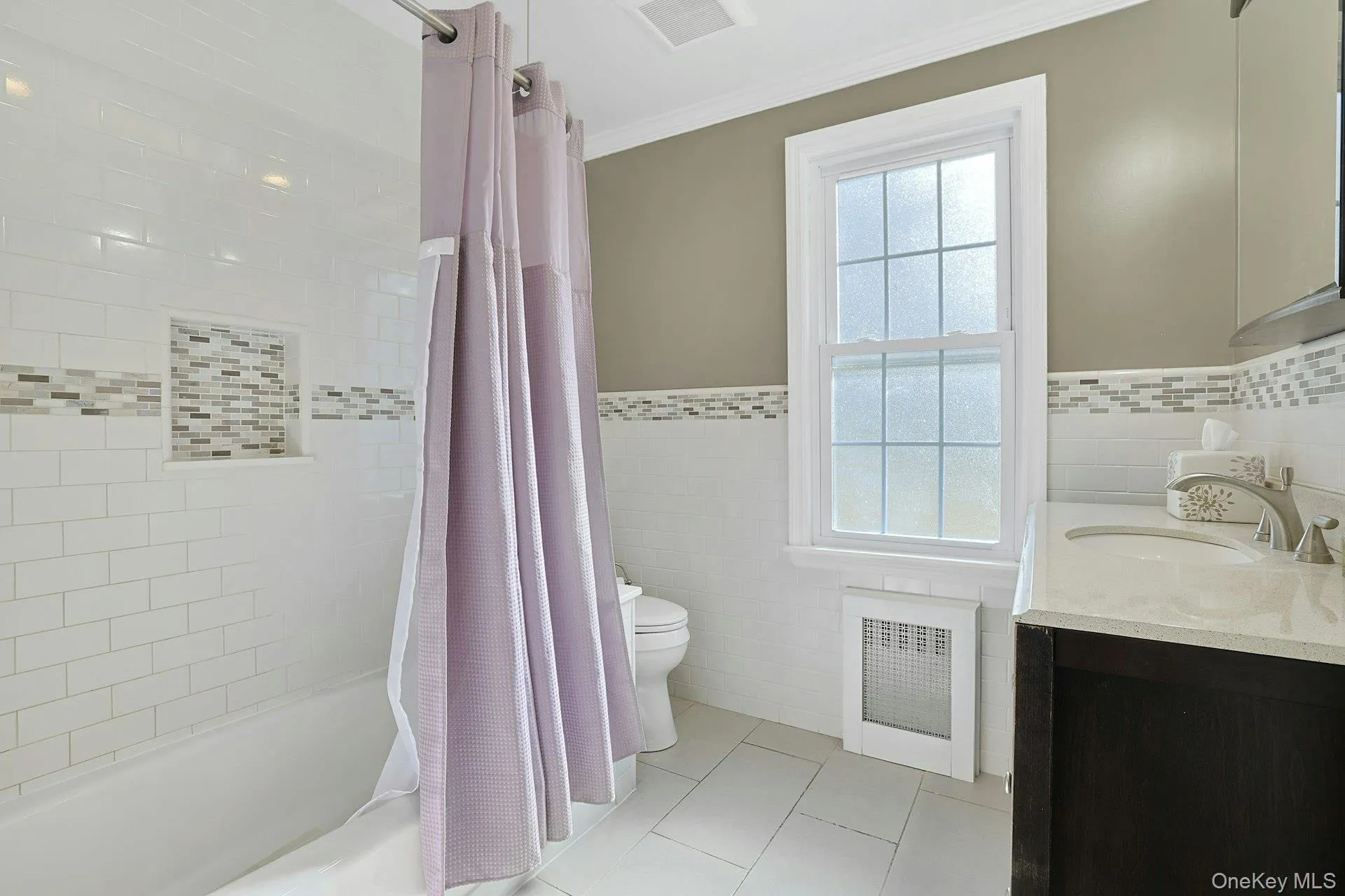 Full bath featuring shower/tub combo Full bath featuring shower/tub combo