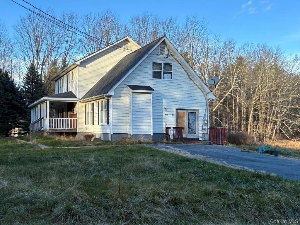 View of front facade with a front lawn View of front facade with a front lawn