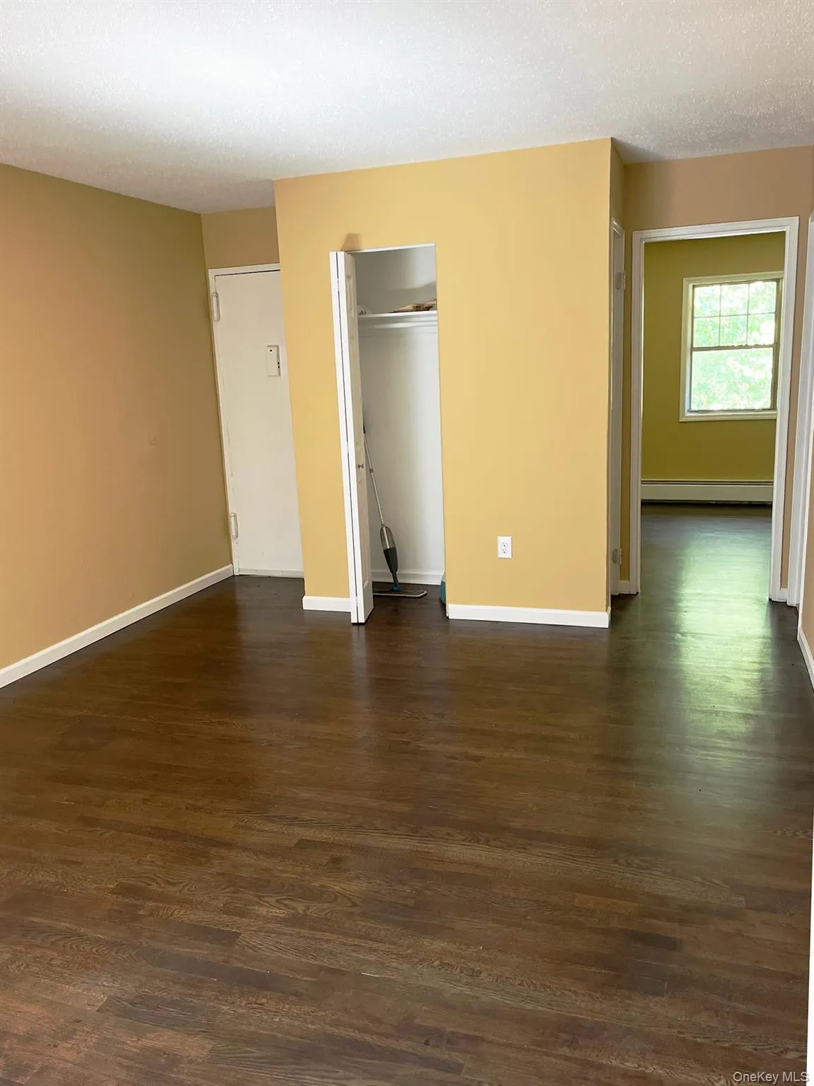 Nice coat closet as you enter the unit. Nice coat closet as you enter the unit.