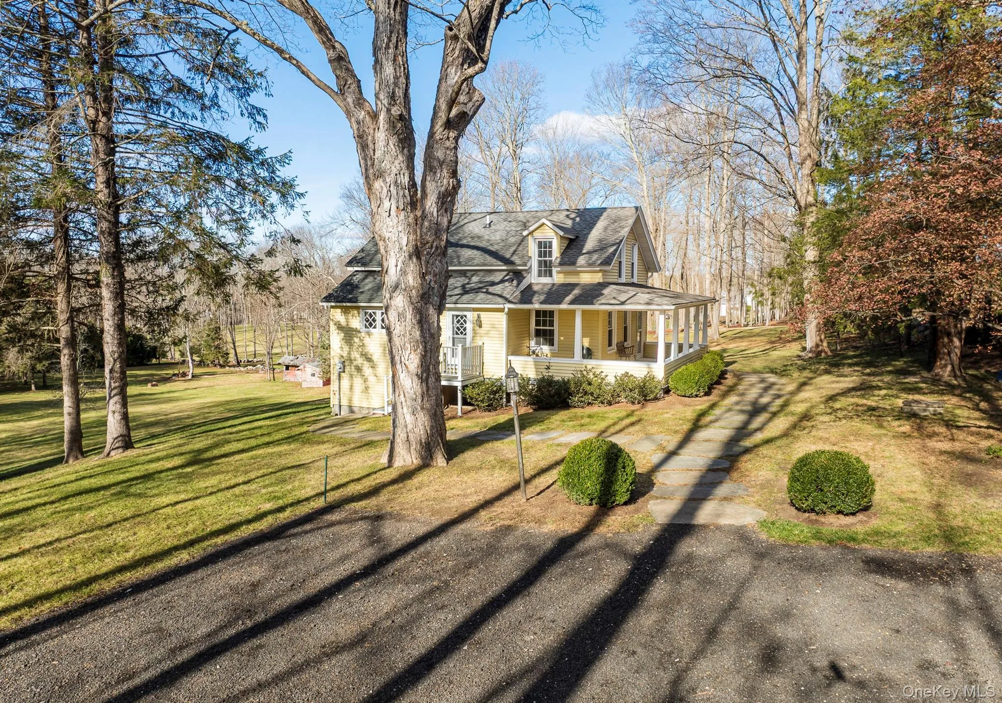 View of front facade featuring a porch and a front yard View of front facade featuring a porch and a front yard
